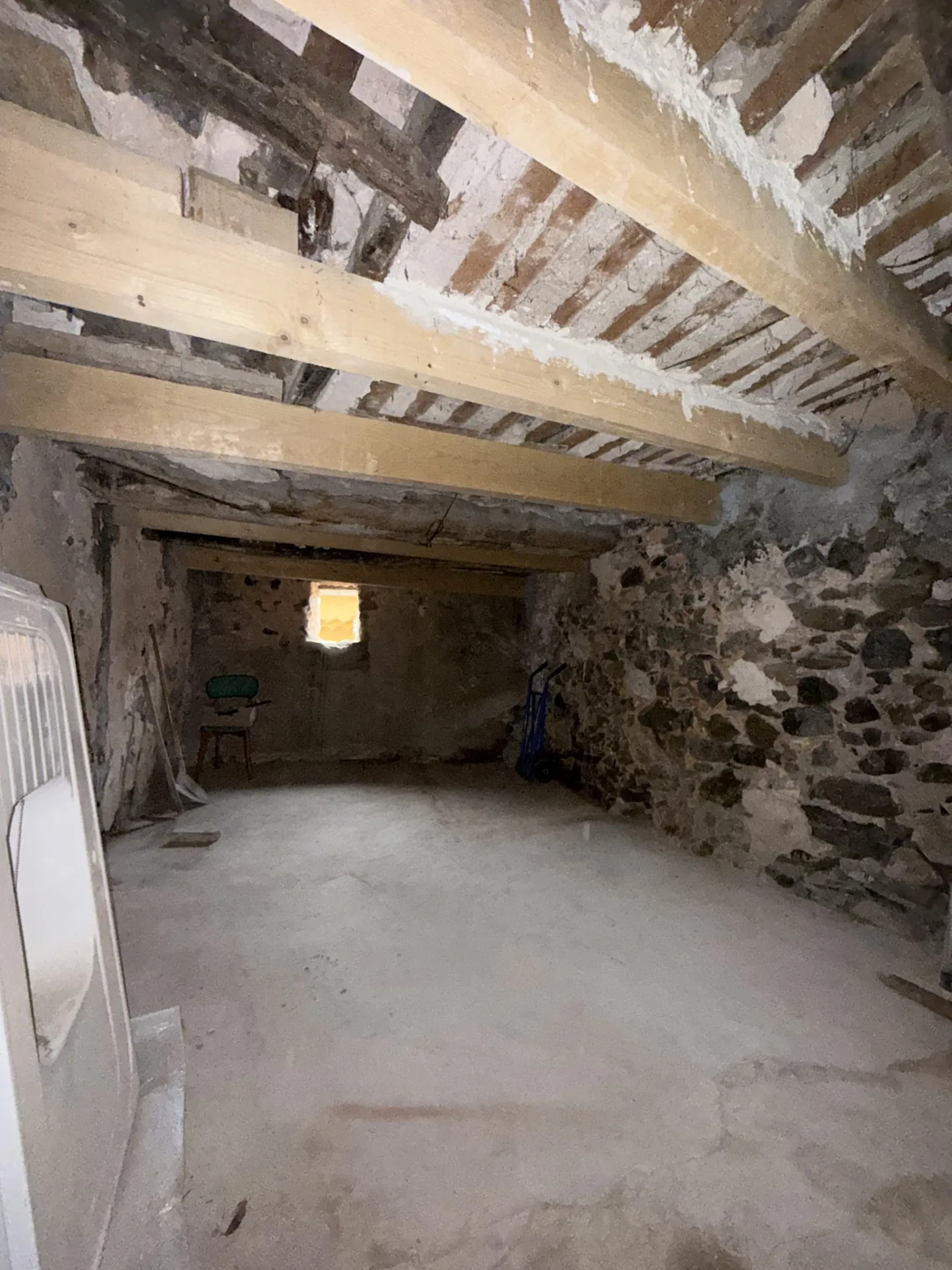 Cave de 12m² avec lumière naturelle à Sospel – Idéale stockage 