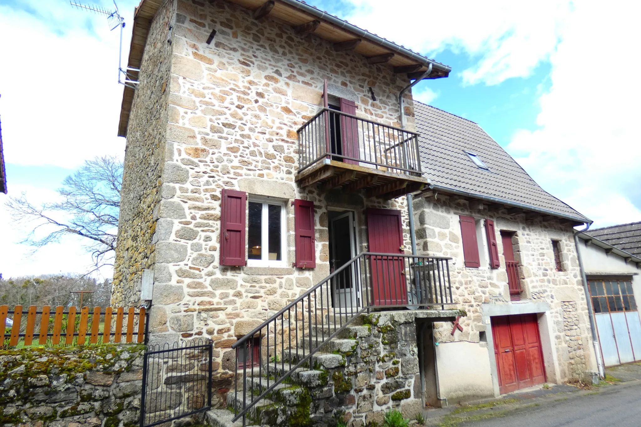 Charmante maison en pierre à vendre à Marcoles – 3 chambres, garage, chauffage bois