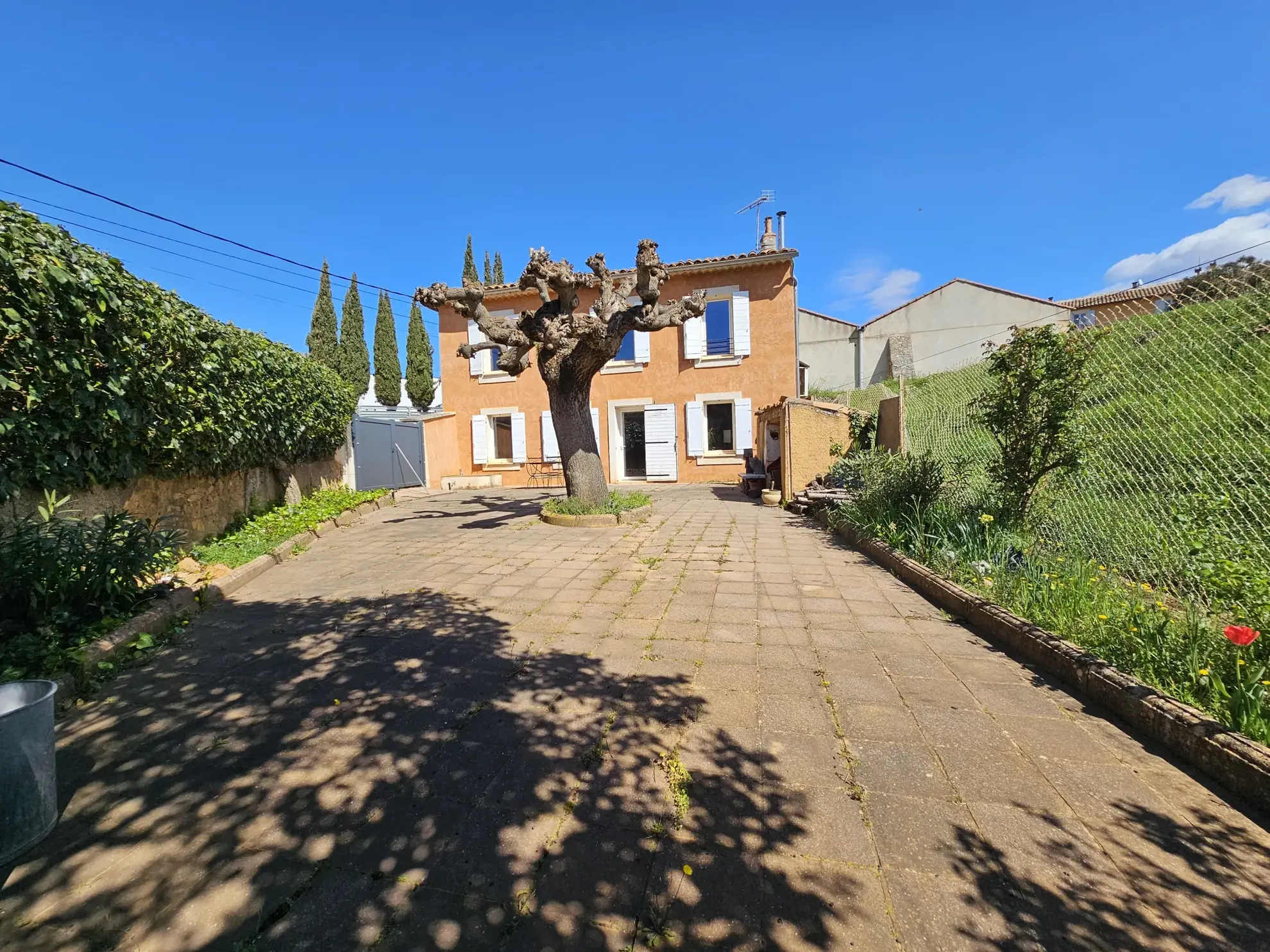 Maison à Apt dans le Luberon de 110 m² avec cour privative spacieuse