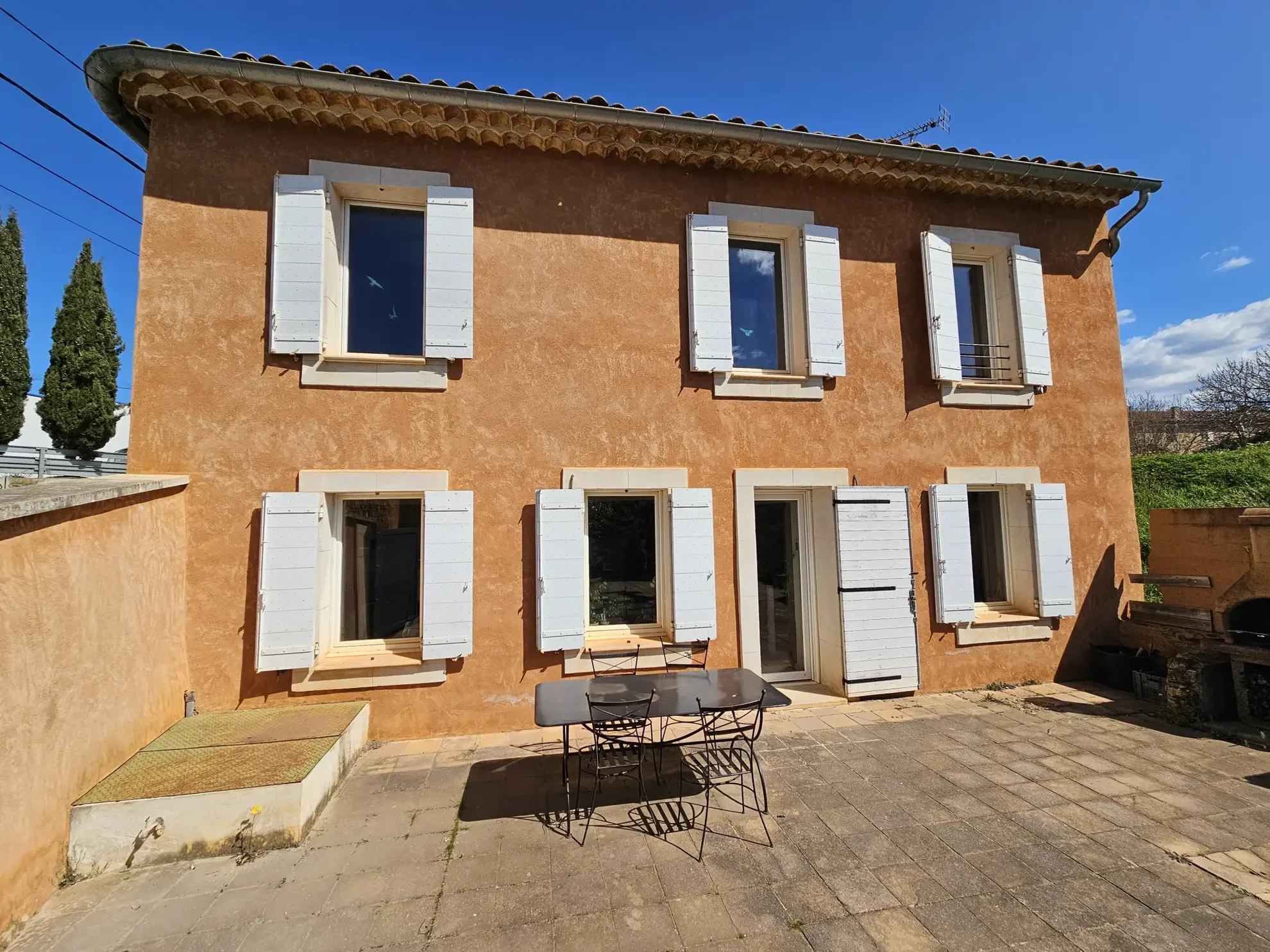 Maison à Apt dans le Luberon de 110 m² avec cour privative spacieuse 