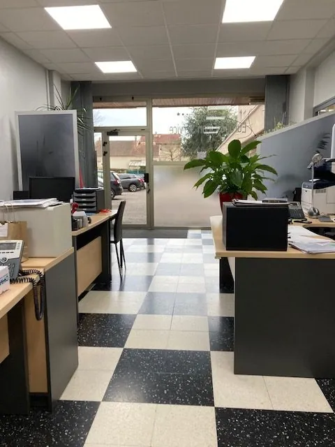 Local professionnel de 92 m² à Bron avec cave et parking privé
