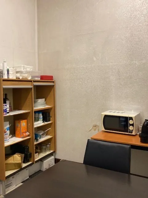 Local professionnel de 92 m² à Bron avec cave et parking privé 