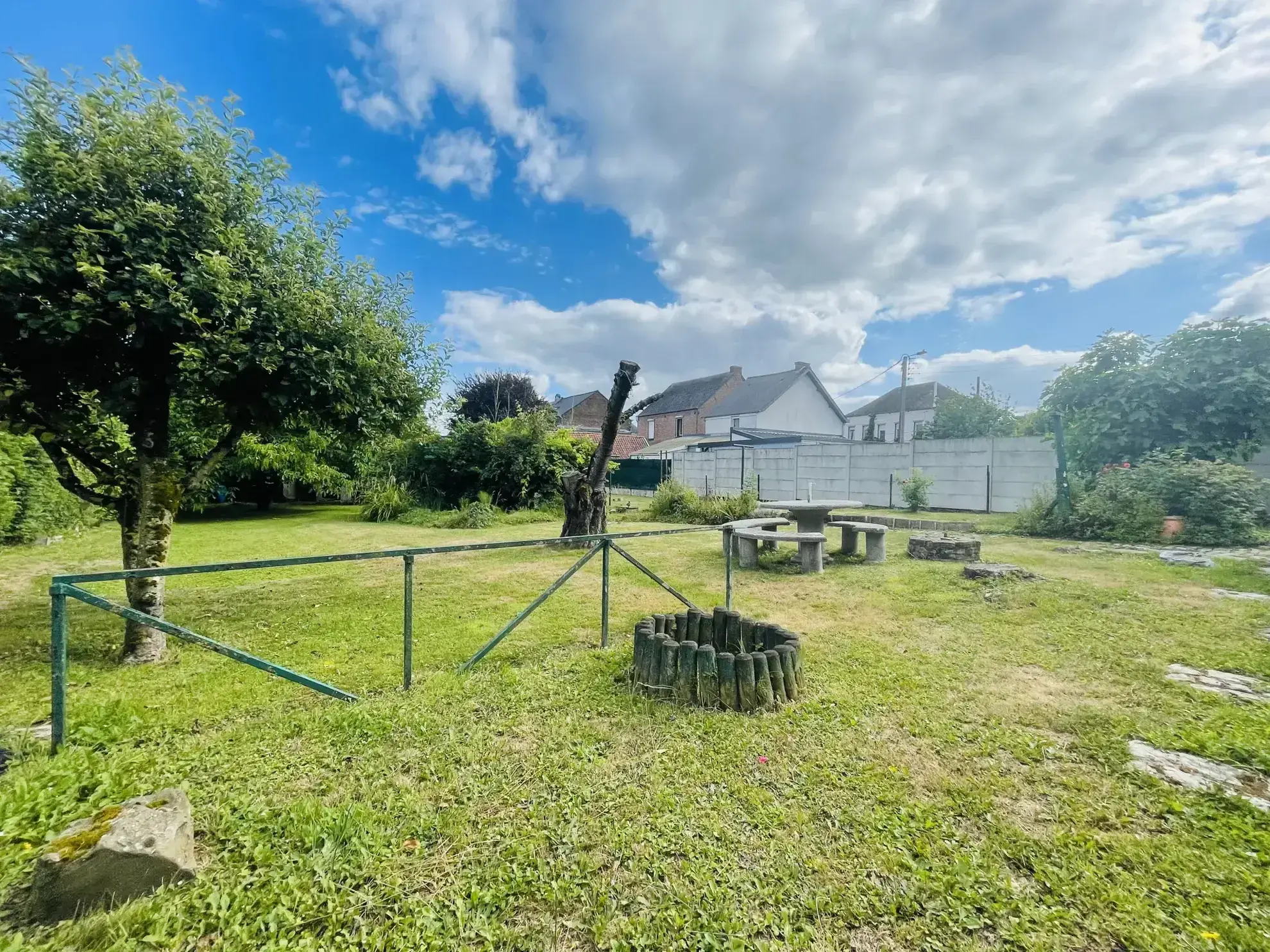 Maison familiale à Feignies de 154 m² avec grand terrain et garage, proche commodités 