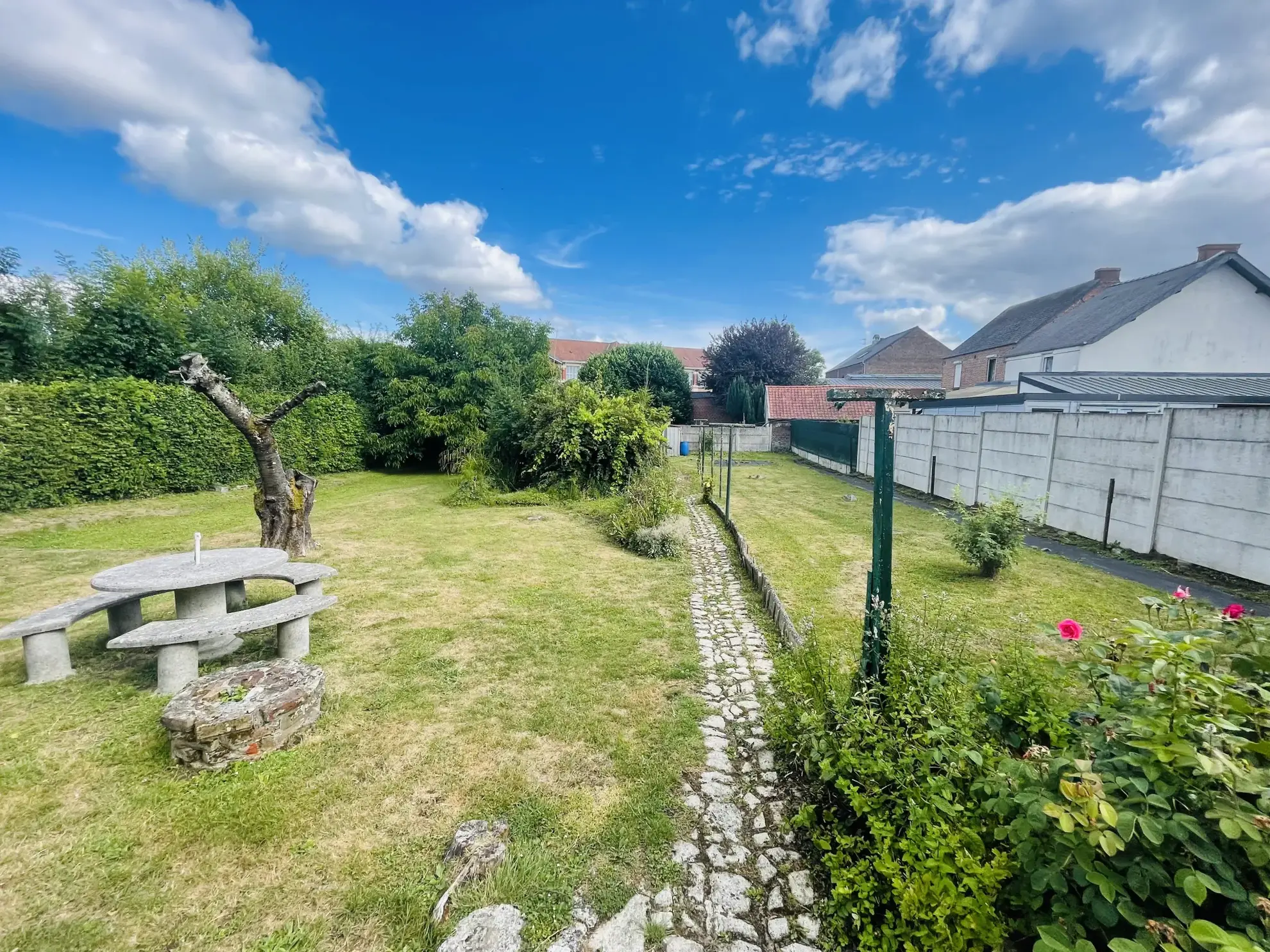 Maison familiale à Feignies de 154 m² avec grand terrain et garage, proche commodités 