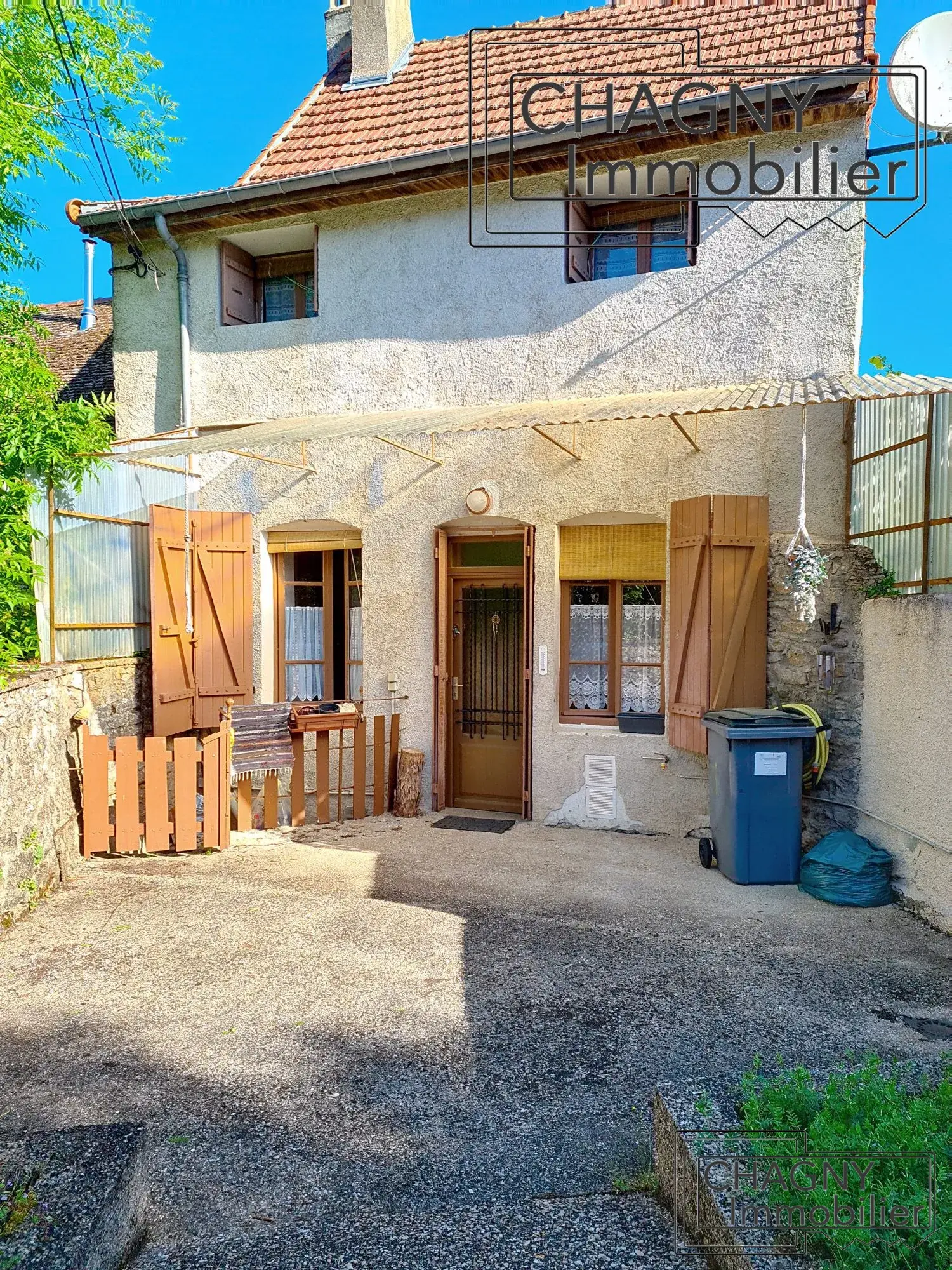 Maison ancienne à vendre à Crèot avec cave et grange de 100 m² 