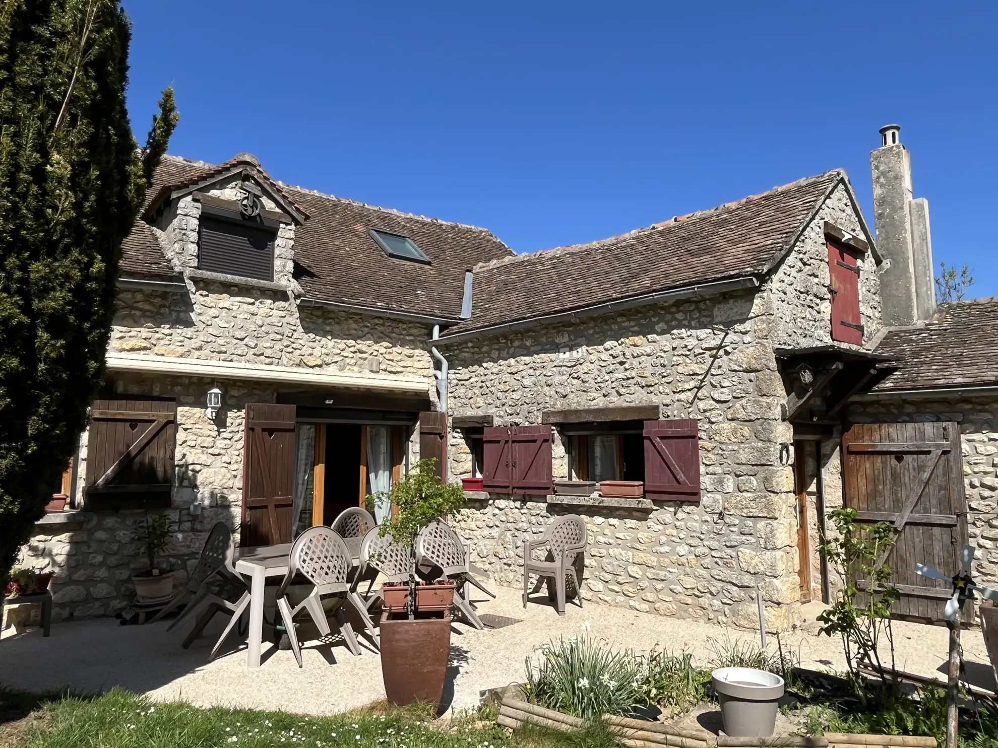 Charmante maison en pierre de 157 m² avec grange et jardin à La Chapelle la Reine