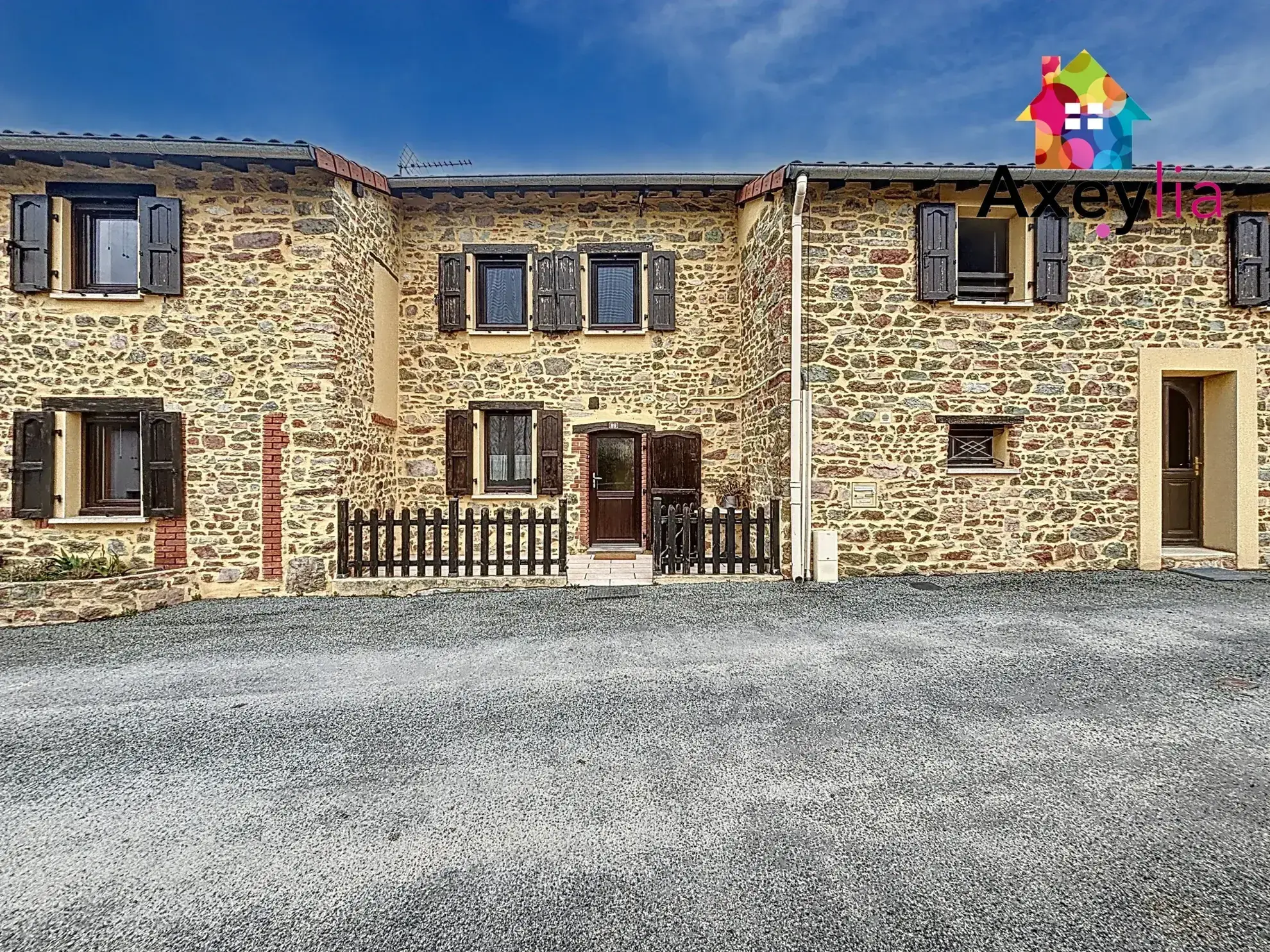 À vendre maison en pierres avec 4 chambres, piscine et jardin à Saint-Germain-Laval