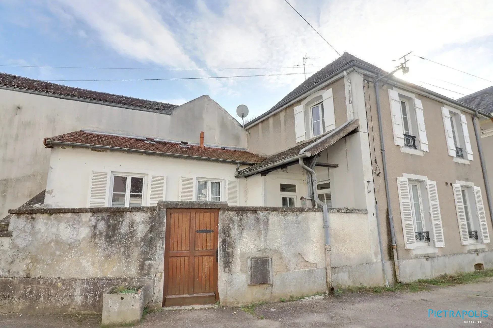 Maison en pierres à vendre à Santenay de 94 m² avec cour et grand séjour