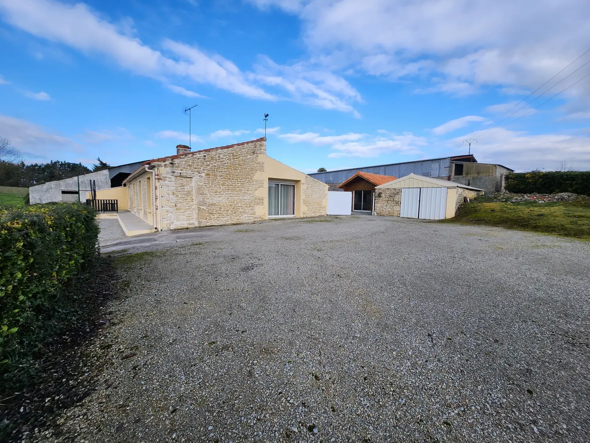 Maison en pierre rénovée avec 3 chambres, dépendances et vue sur le marais en Vendée 