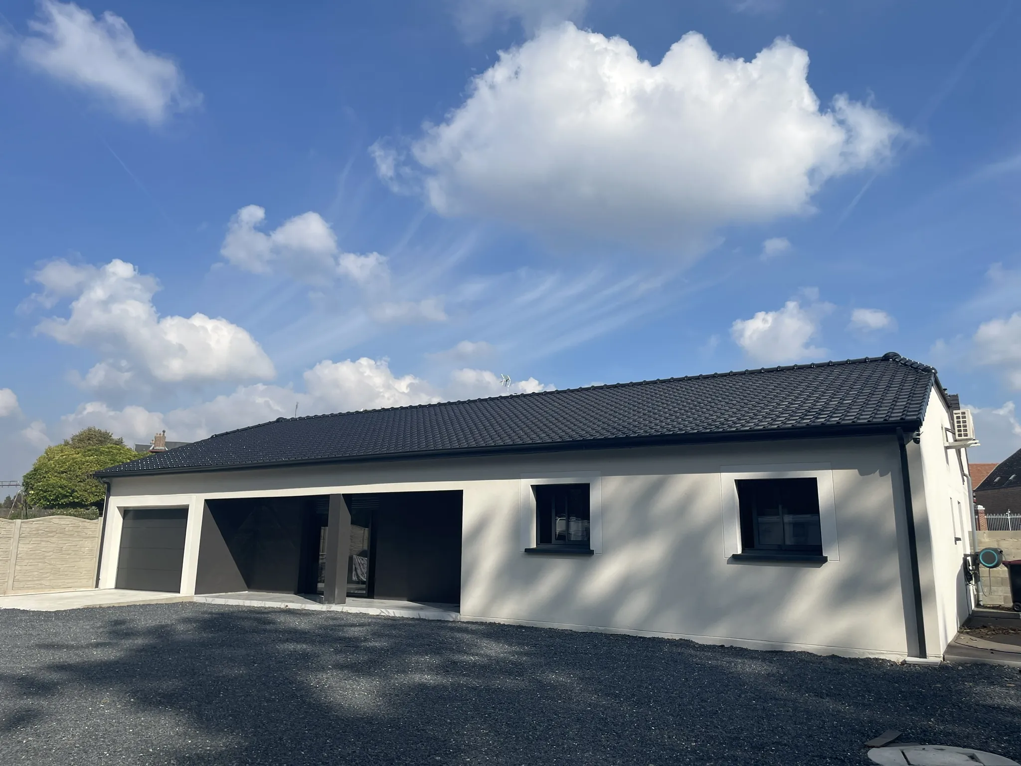 Magnifique pavillon neuf de plain-pied avec garage et annexe à Grugies 