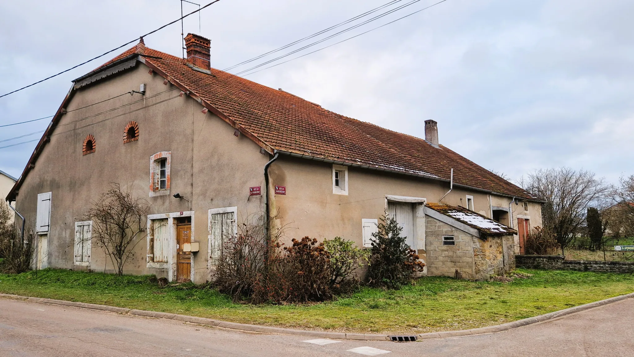 Maison de campagne à rénover à Ouge (70) – Grand potentiel en Haute-Saône