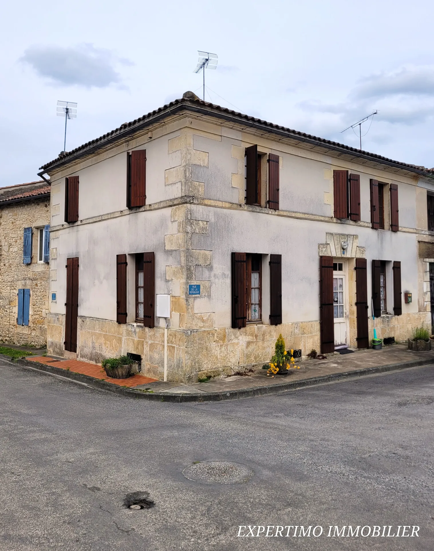 Maison de village à rénover entre Jonzac et Mirambeau – Opportunité d'investissement 