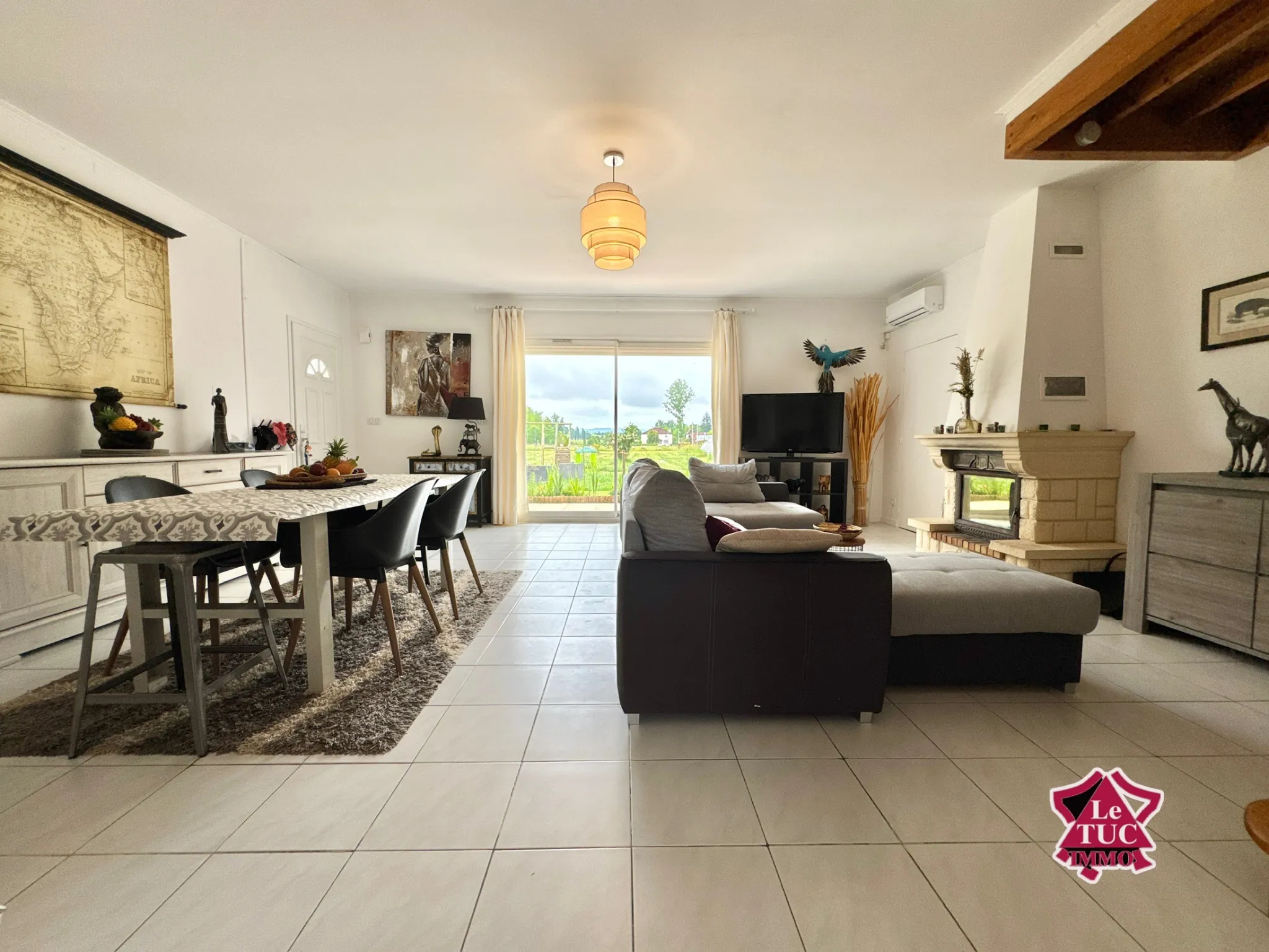 Maison familiale rénovée avec 4 chambres, jardin et garage à Ledat 