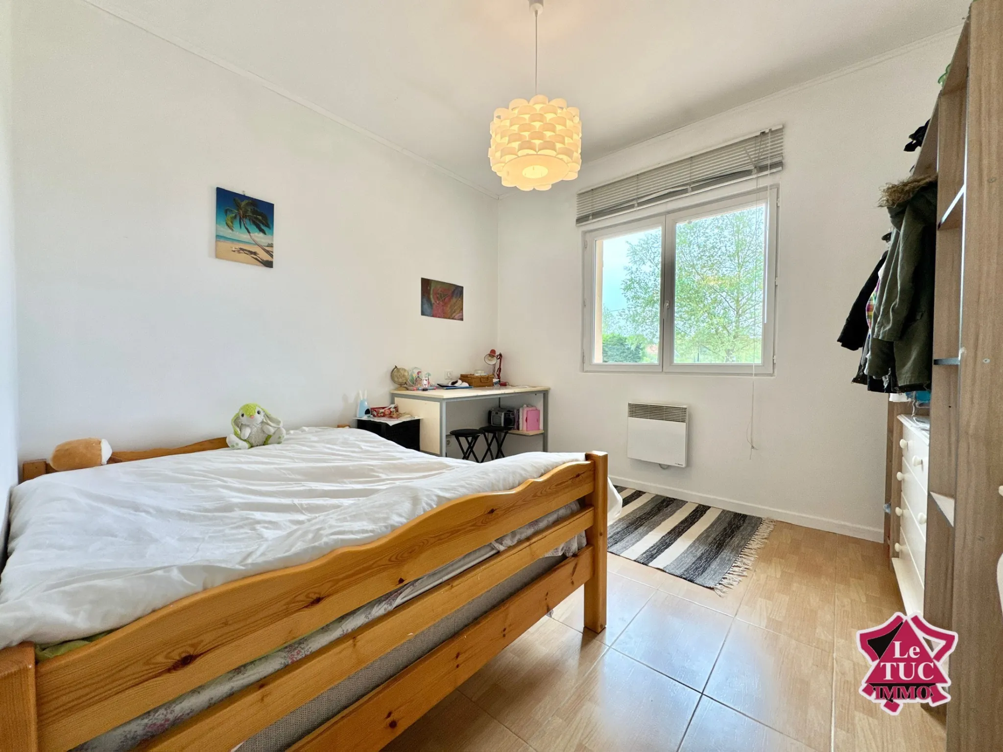 Maison familiale rénovée avec 4 chambres, jardin et garage à Ledat 