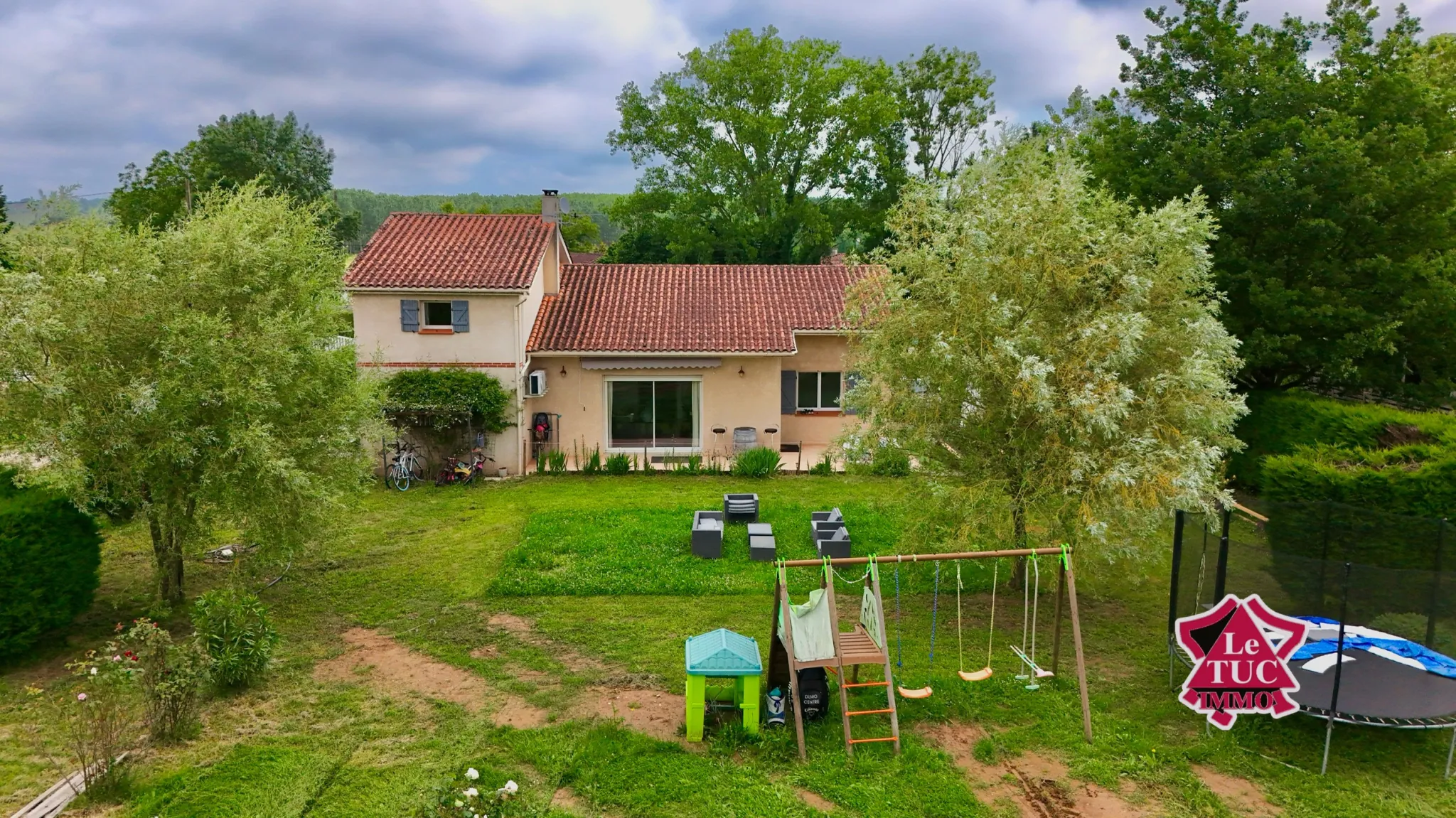 Maison familiale rénovée avec 4 chambres, jardin et garage à Ledat 