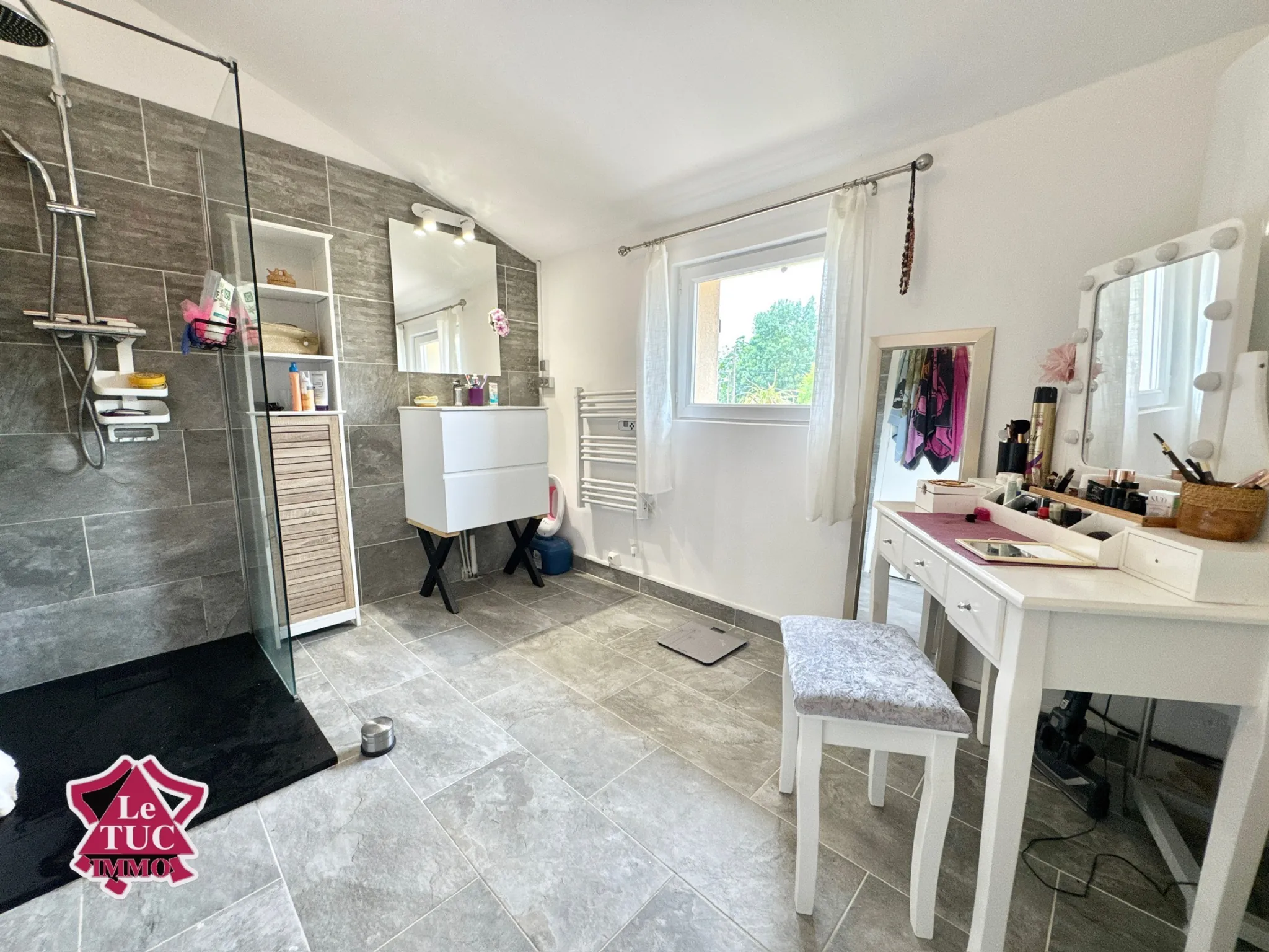 Maison familiale rénovée avec 4 chambres, jardin et garage à Ledat 