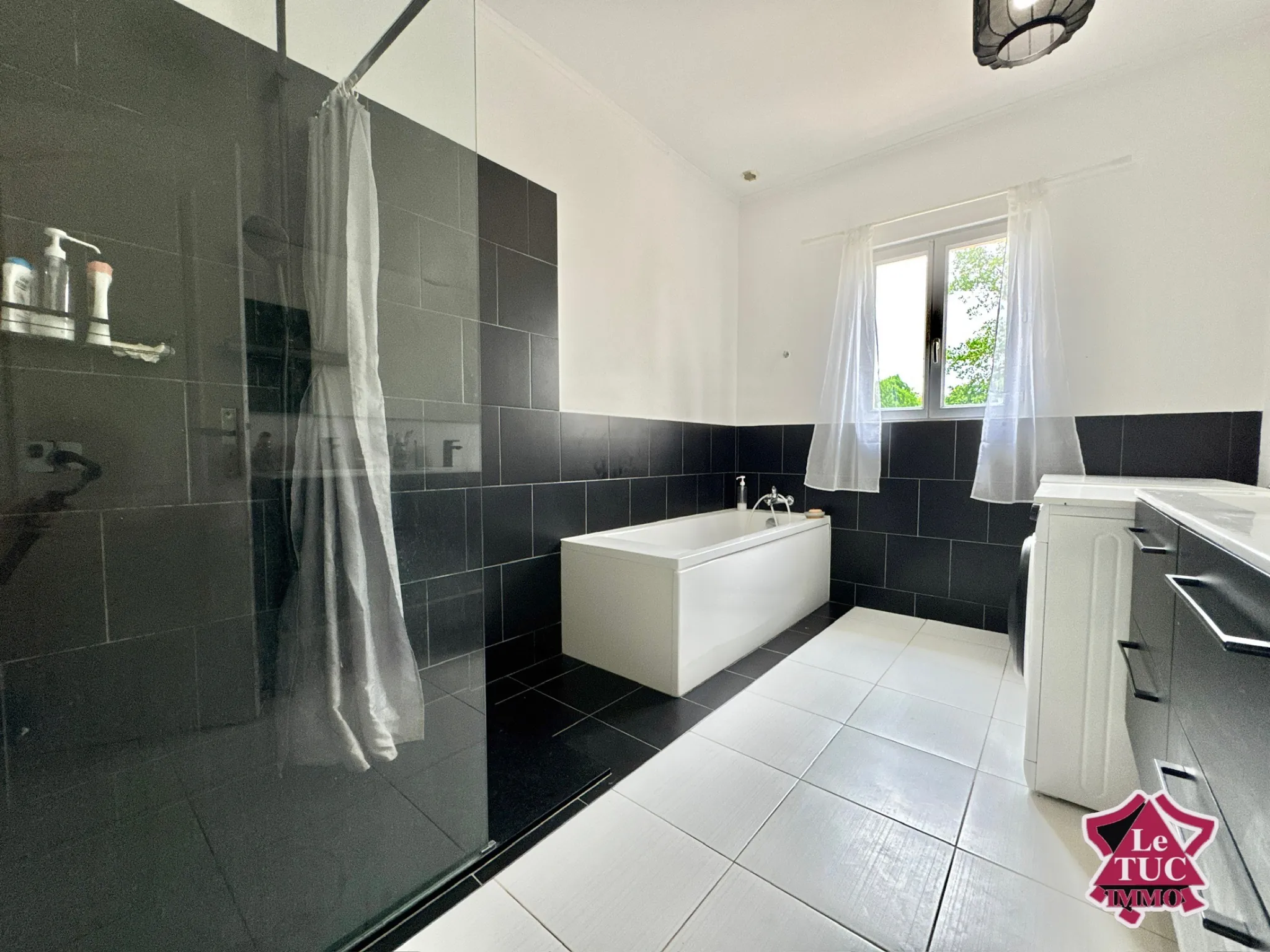 Maison familiale rénovée avec 4 chambres, jardin et garage à Ledat 