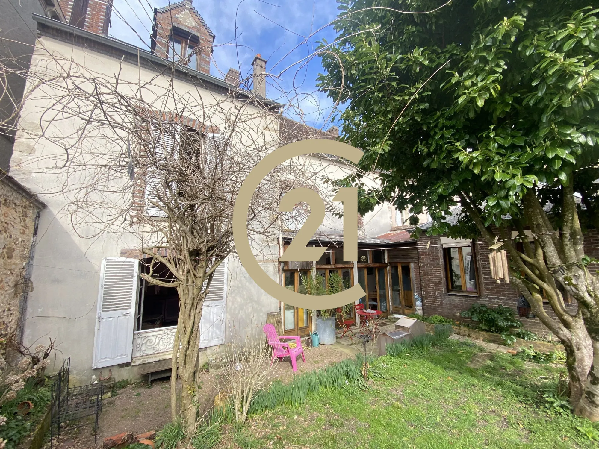 Maison de ville à vendre à Courtenay avec deux logements et terrain clos