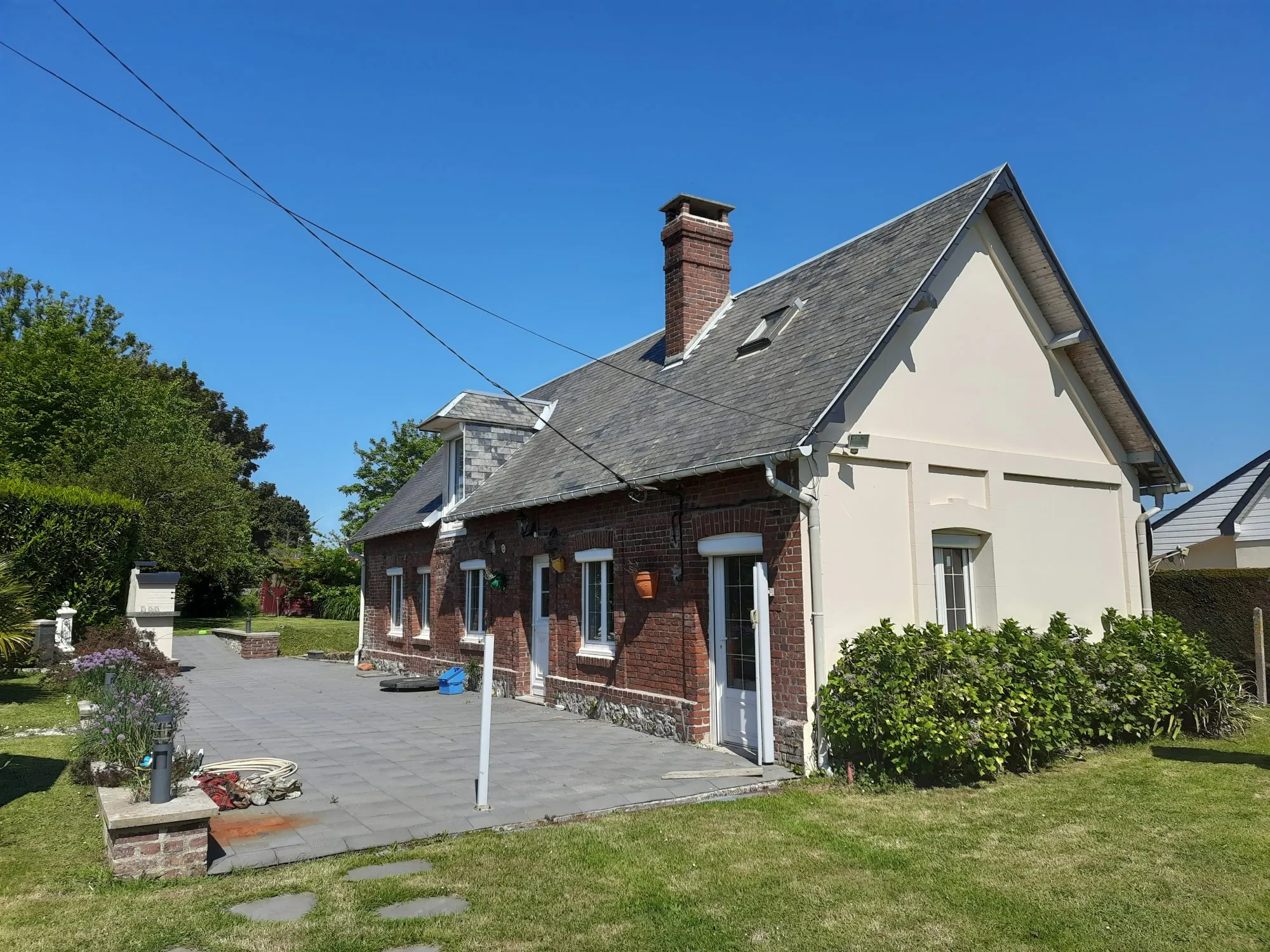 Charmante longère en briques et silex à Veulettes-sur-Mer avec dépendance et garage