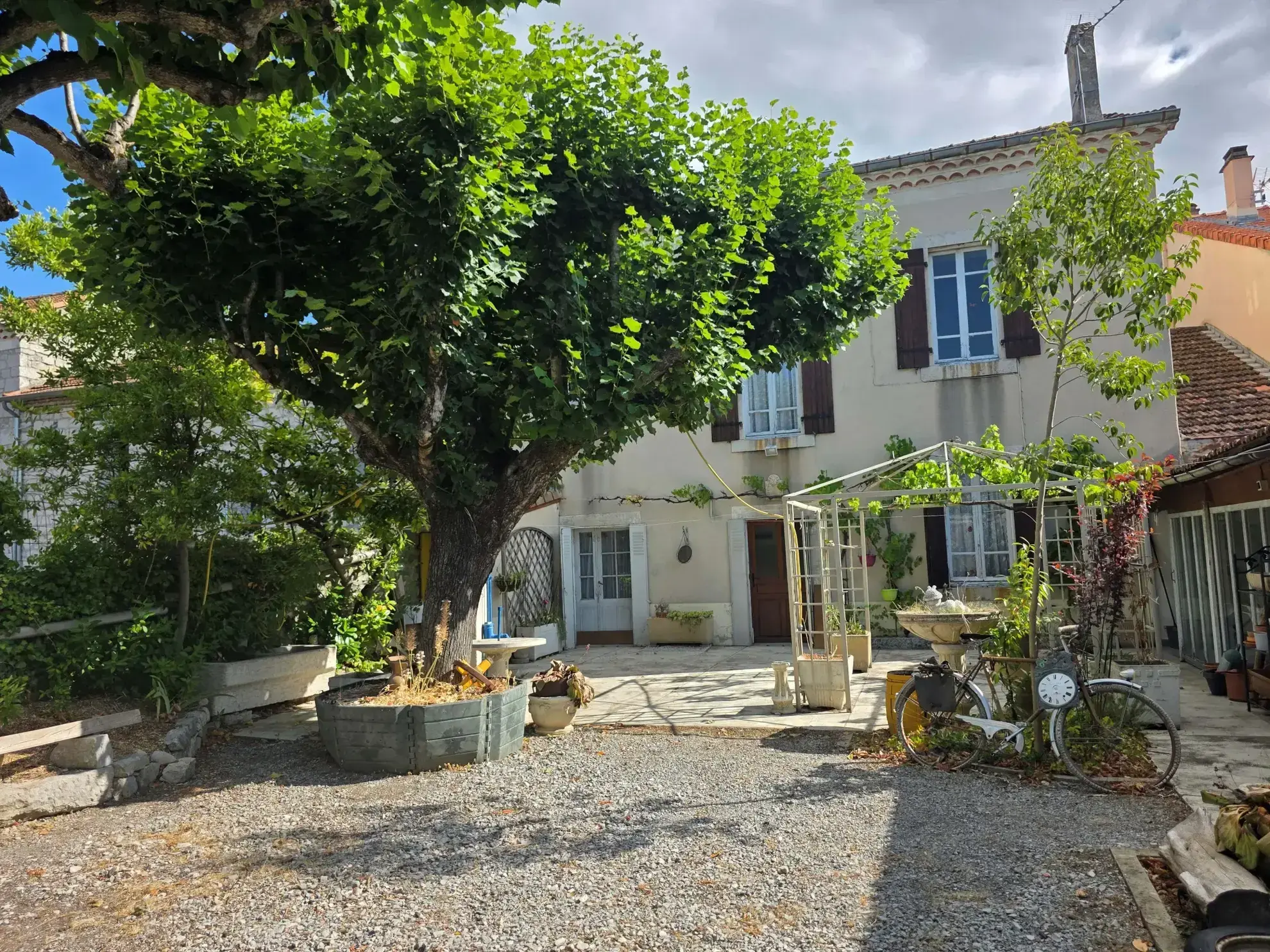 Maison de village en pierre à Ruoms avec cour de 342 m² 