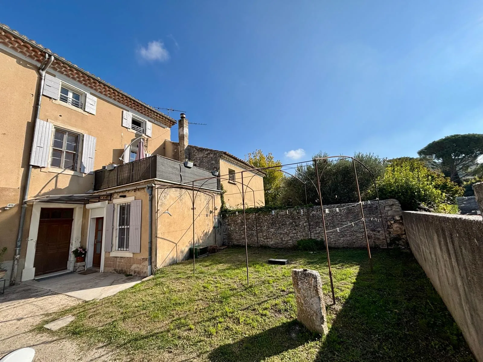 Appartement 36 m² à Grignan, calme, terrasse, parking privé, vendu meublé