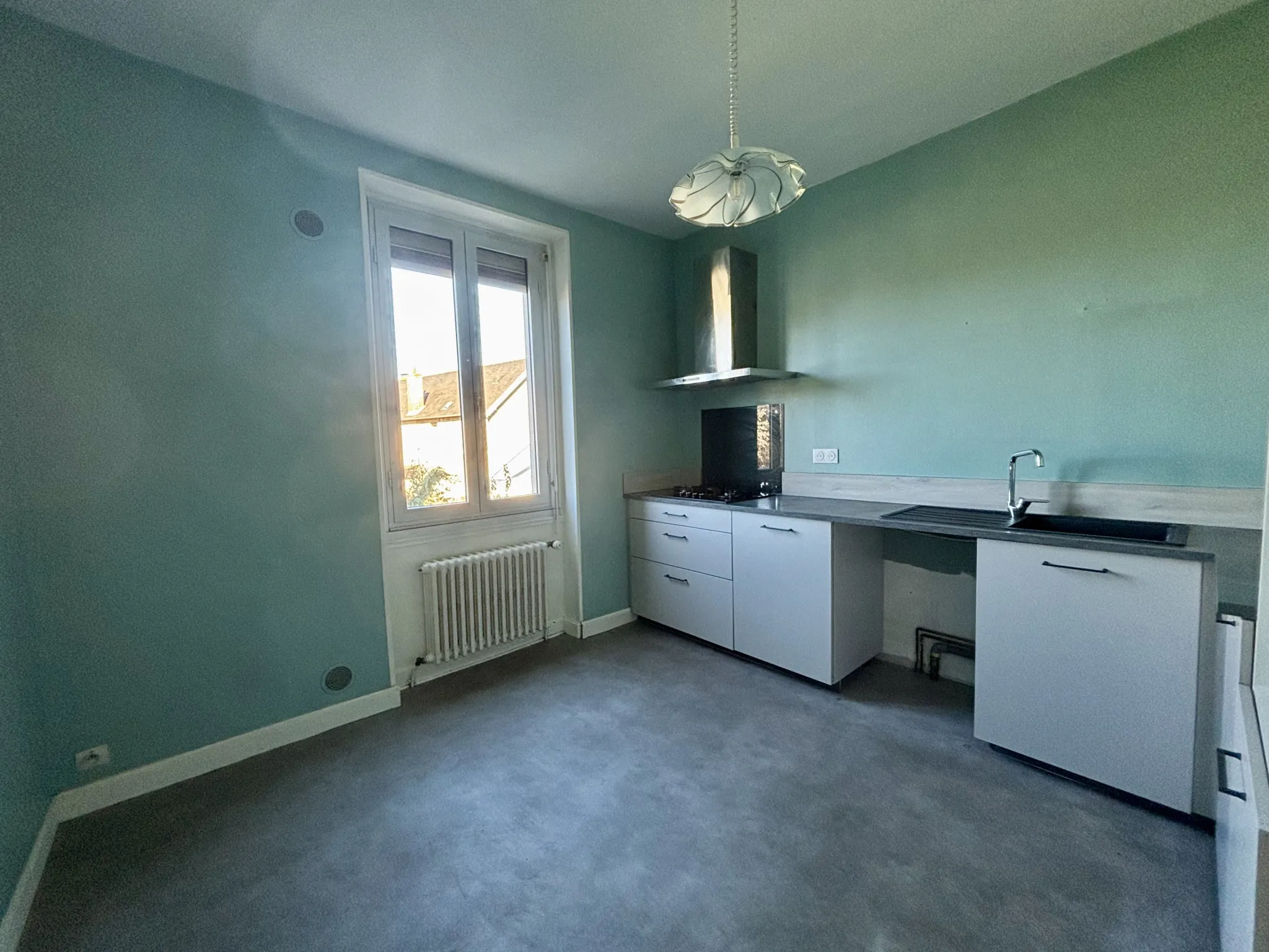 Maison en pierre à vendre à Brive-la-Gaillarde - 80 m² avec jardin et garage 