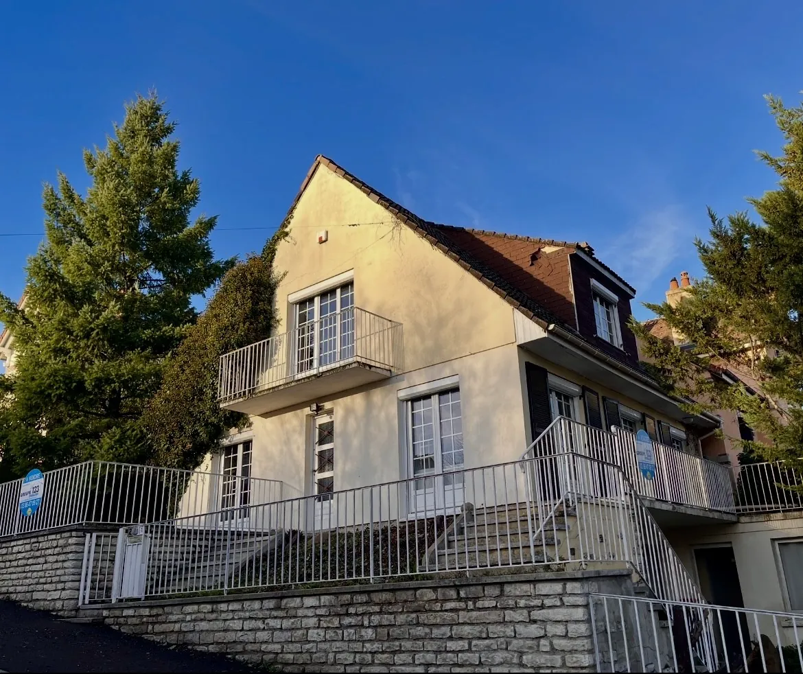 Maison spacieuse à vendre à Auxerre, 122 m² avec jardin et garage