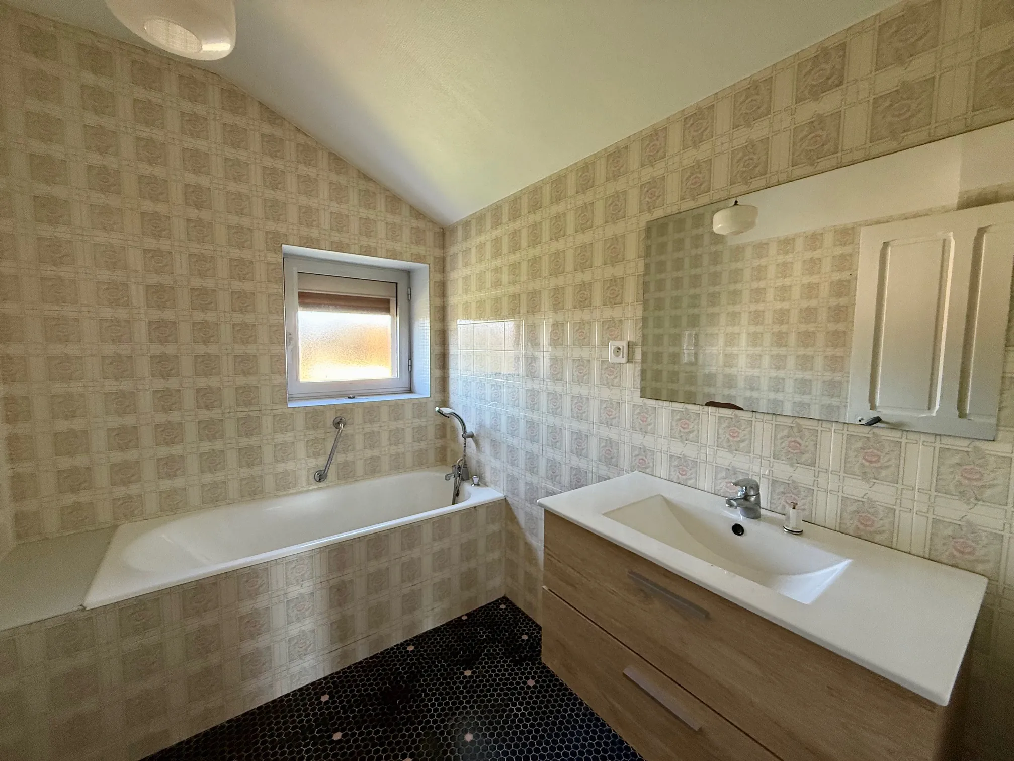 Maison en pierre à vendre à Brive-la-Gaillarde - 80 m² avec jardin et garage 