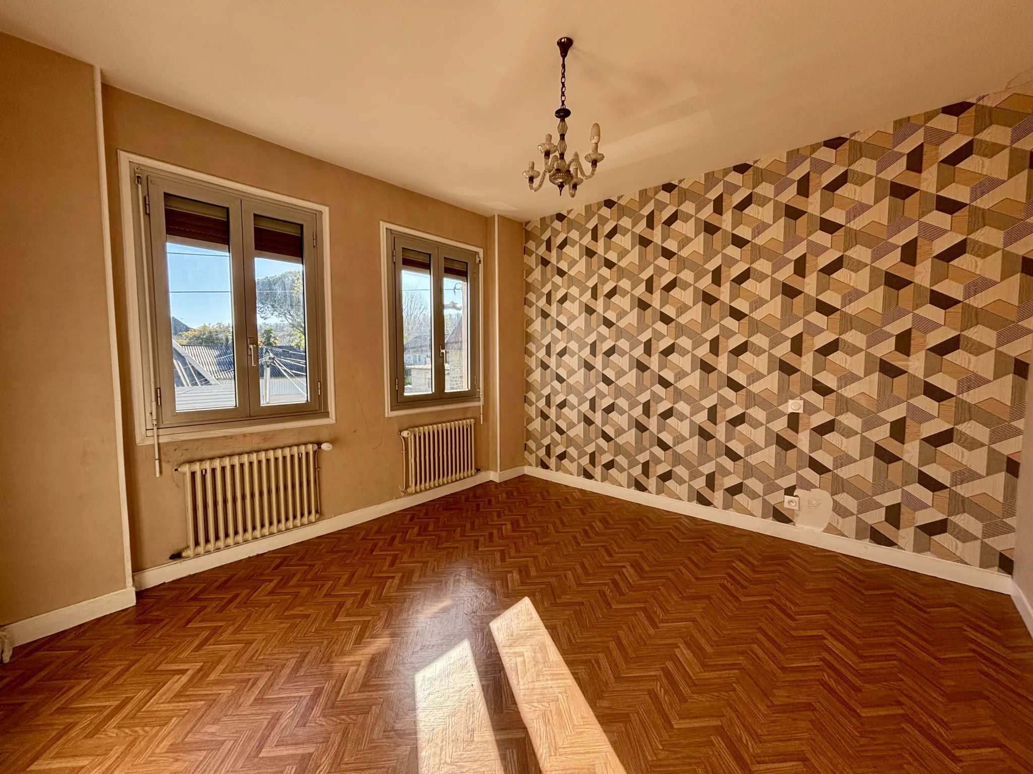 Maison en pierre à vendre à Brive-la-Gaillarde - 80 m² avec jardin et garage 