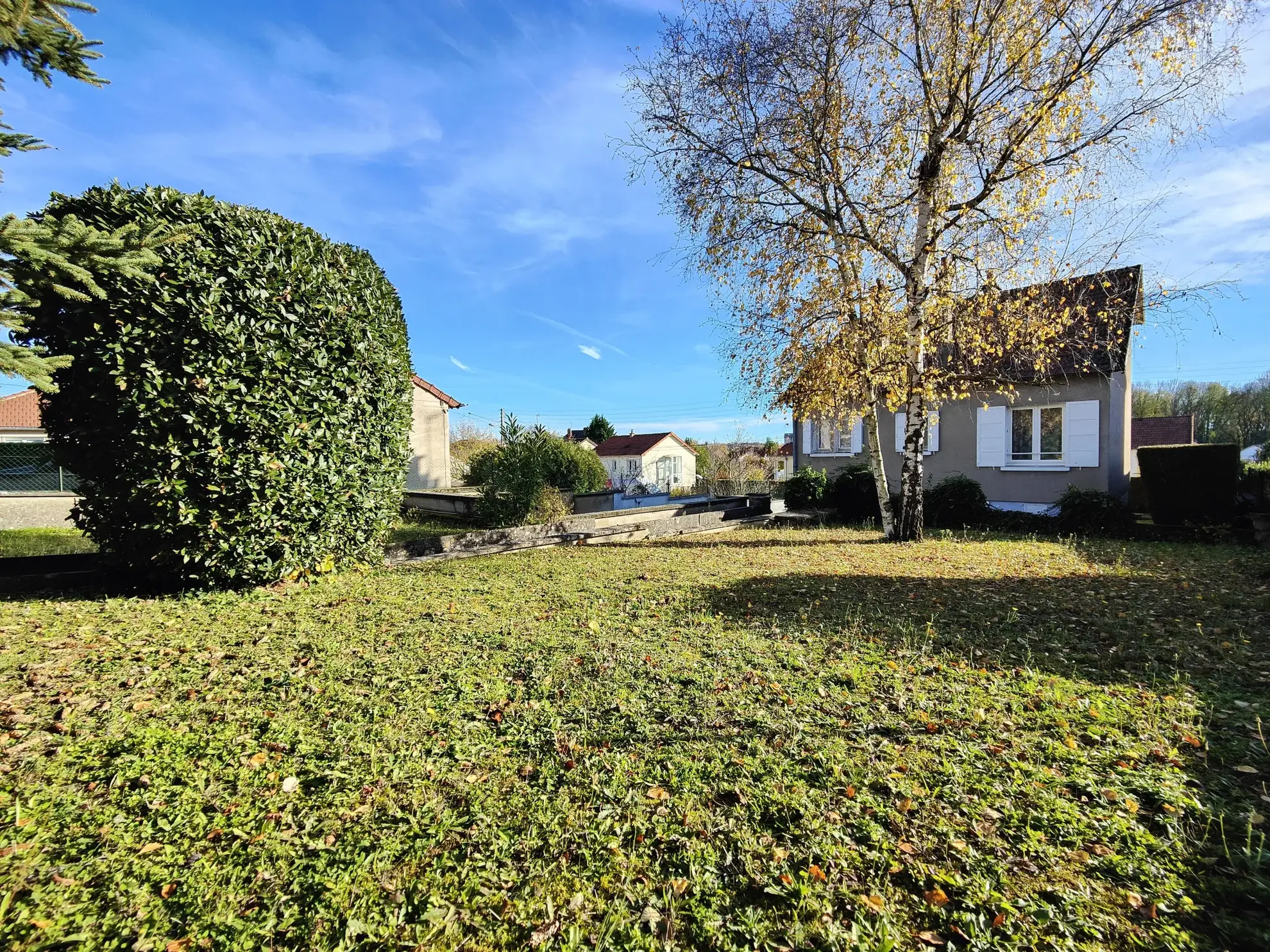 Maison familiale à Migennes avec terrain clos et dépendance, idéale pour votre confort et tranquillité