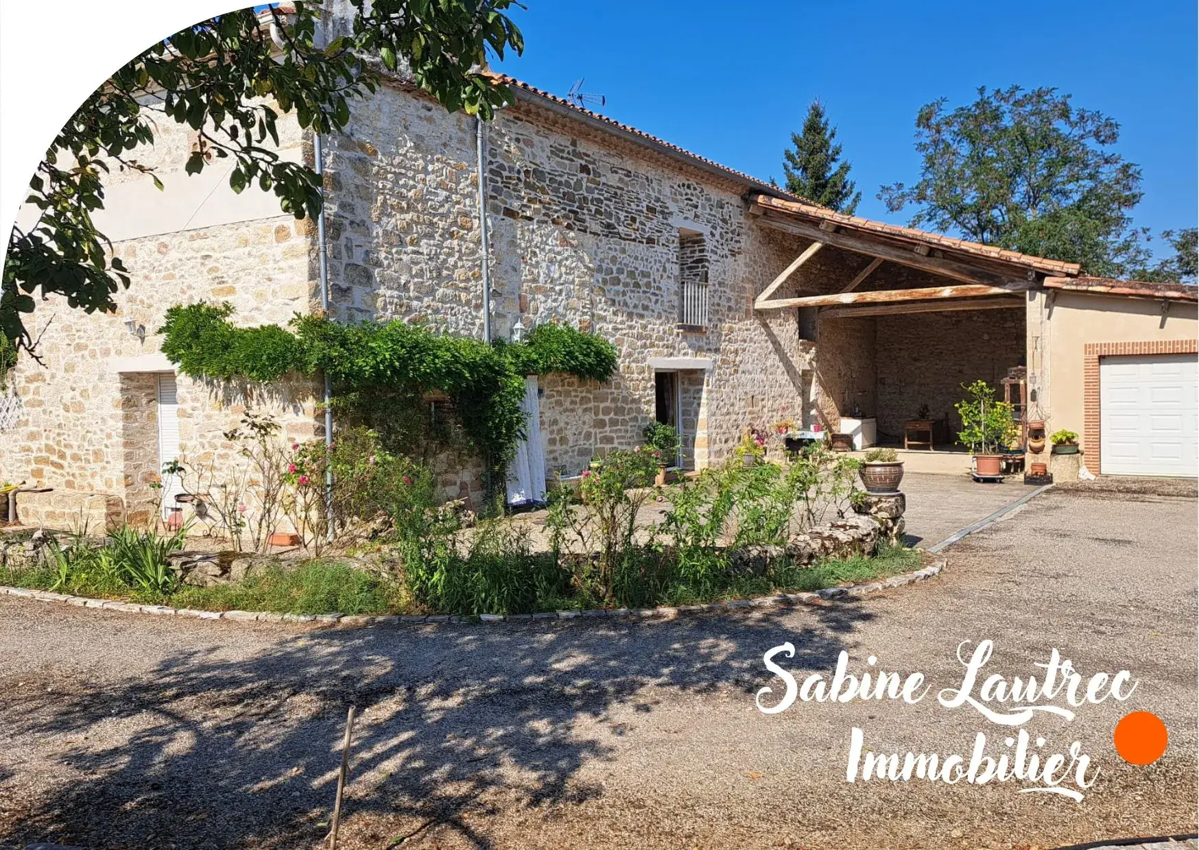Belle maison en pierre rénovée à Lombers près d'Albi avec jardin et garage 