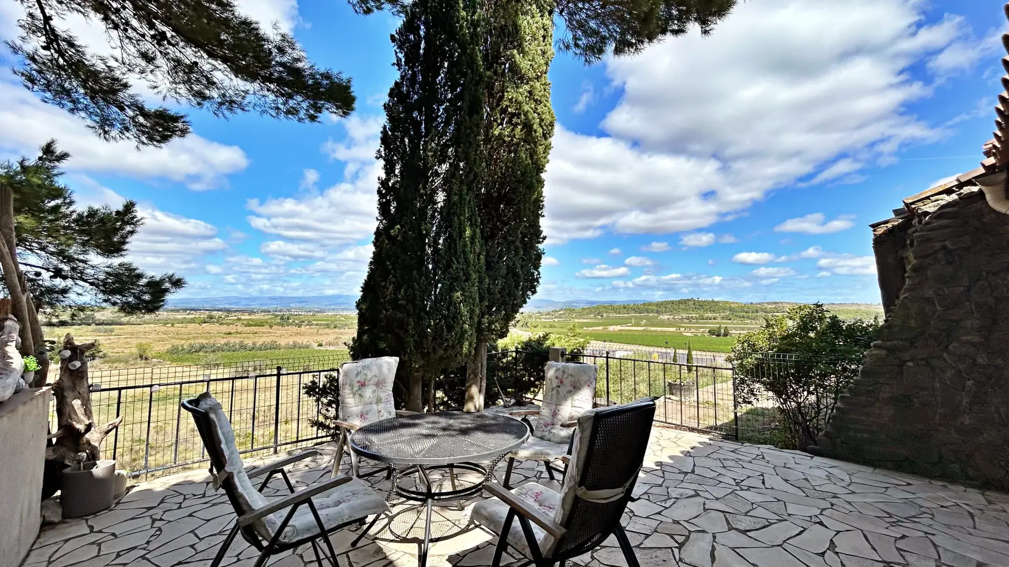 Maison en pierre avec vue panoramique, terrasse et garage à Escales