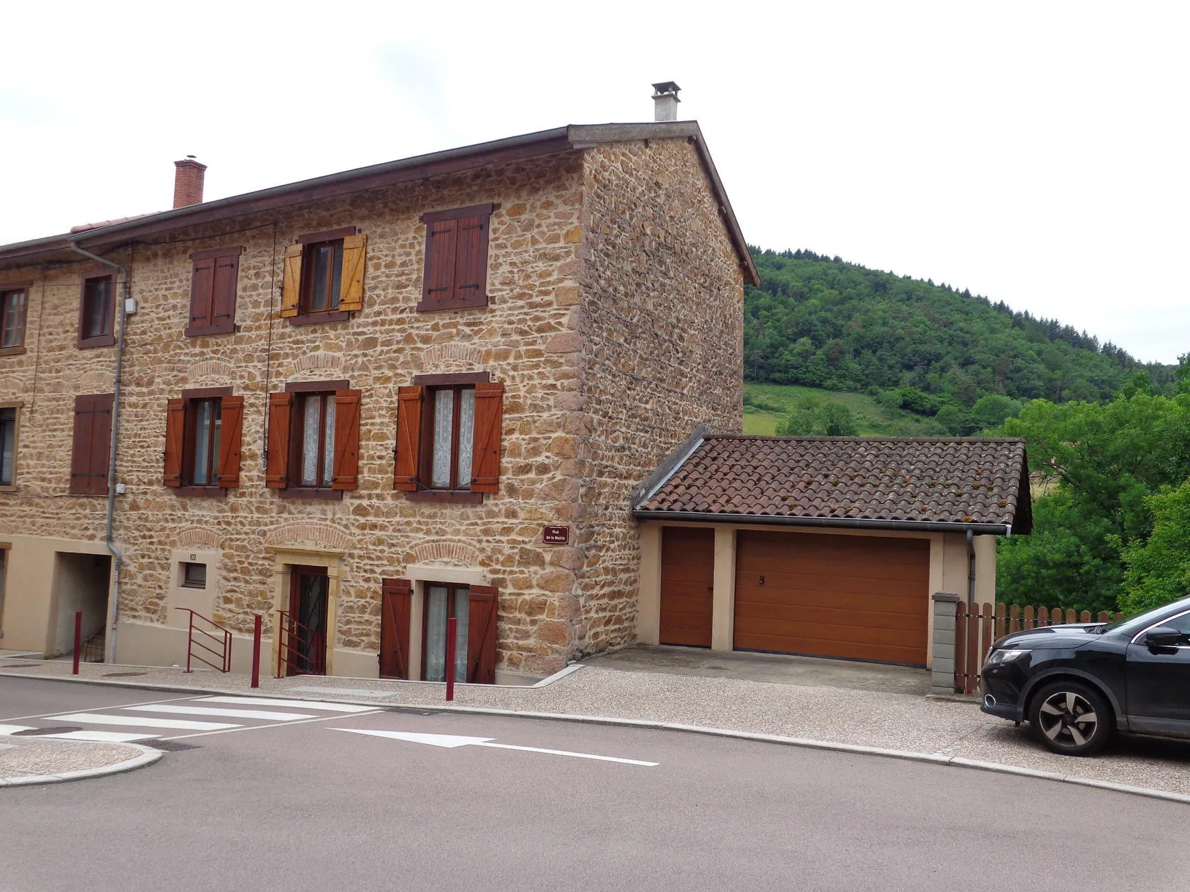 Spacieuse maison de village avec terrain et garage à Chambost-Allières 