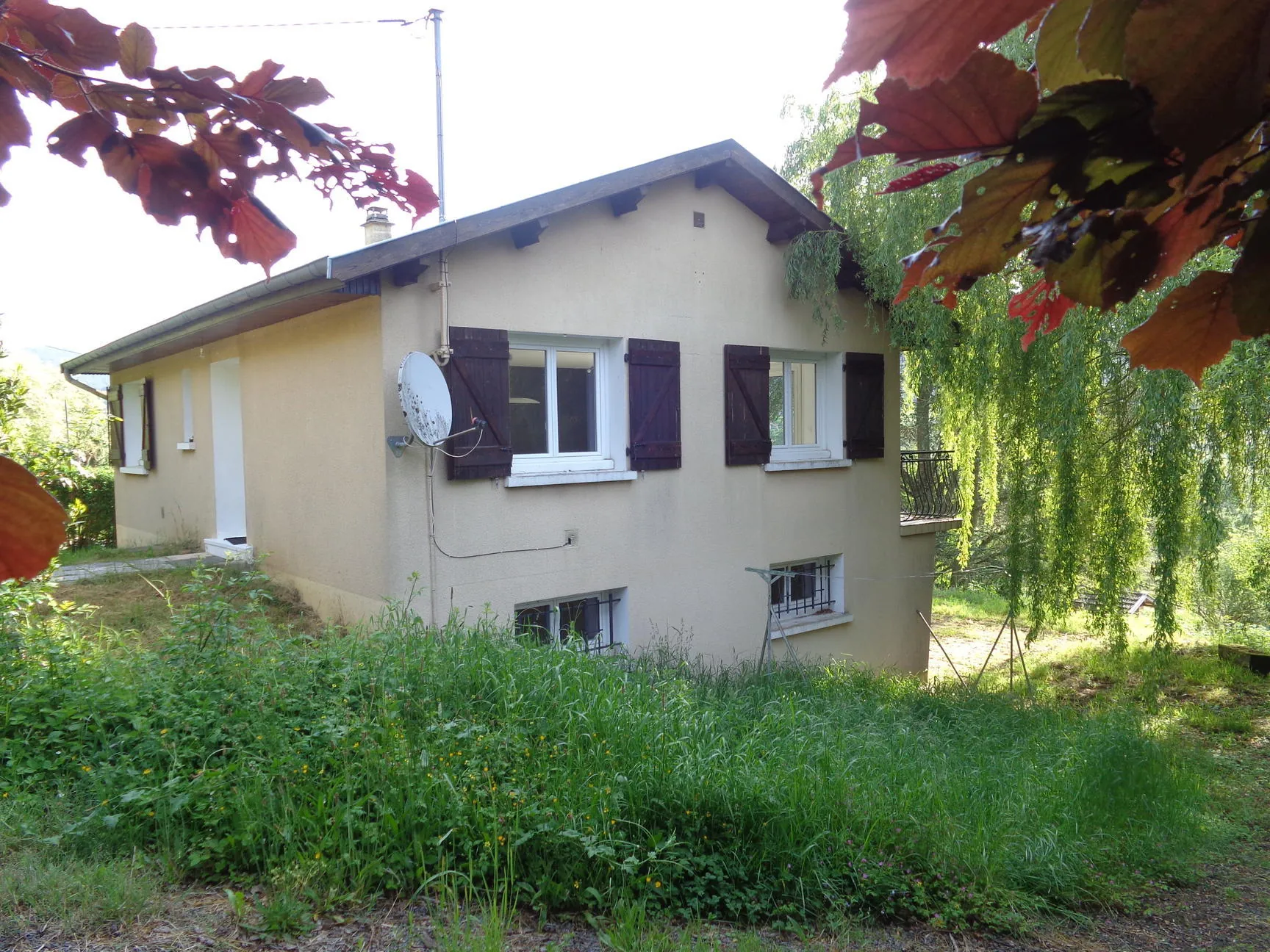 Villa à Chambost-Allières avec grand terrain de 1503 m² - Bon état et environnement paisible 