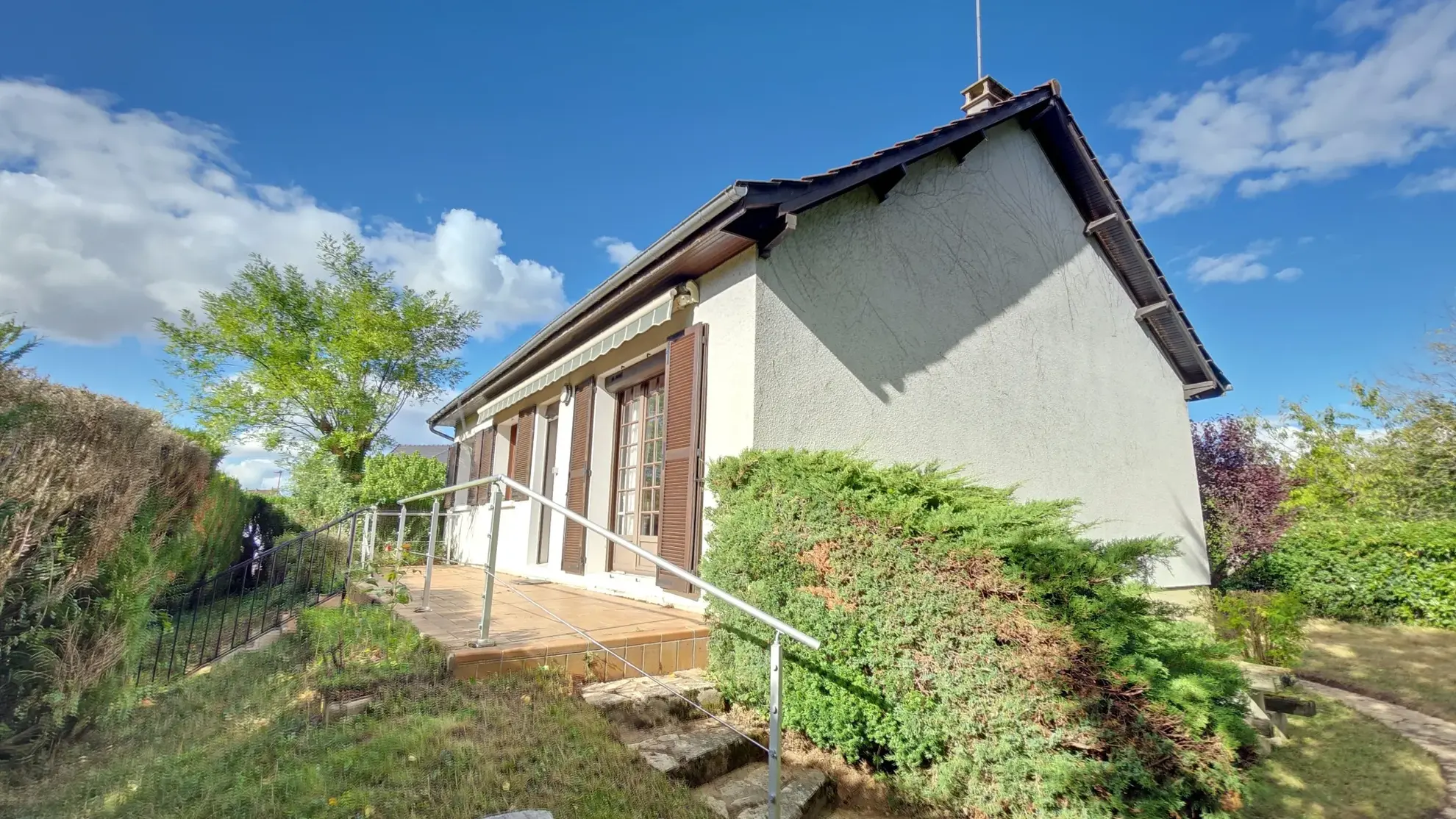 Charmante maison avec terrasse et terrain arboré à Moneteau (89470)