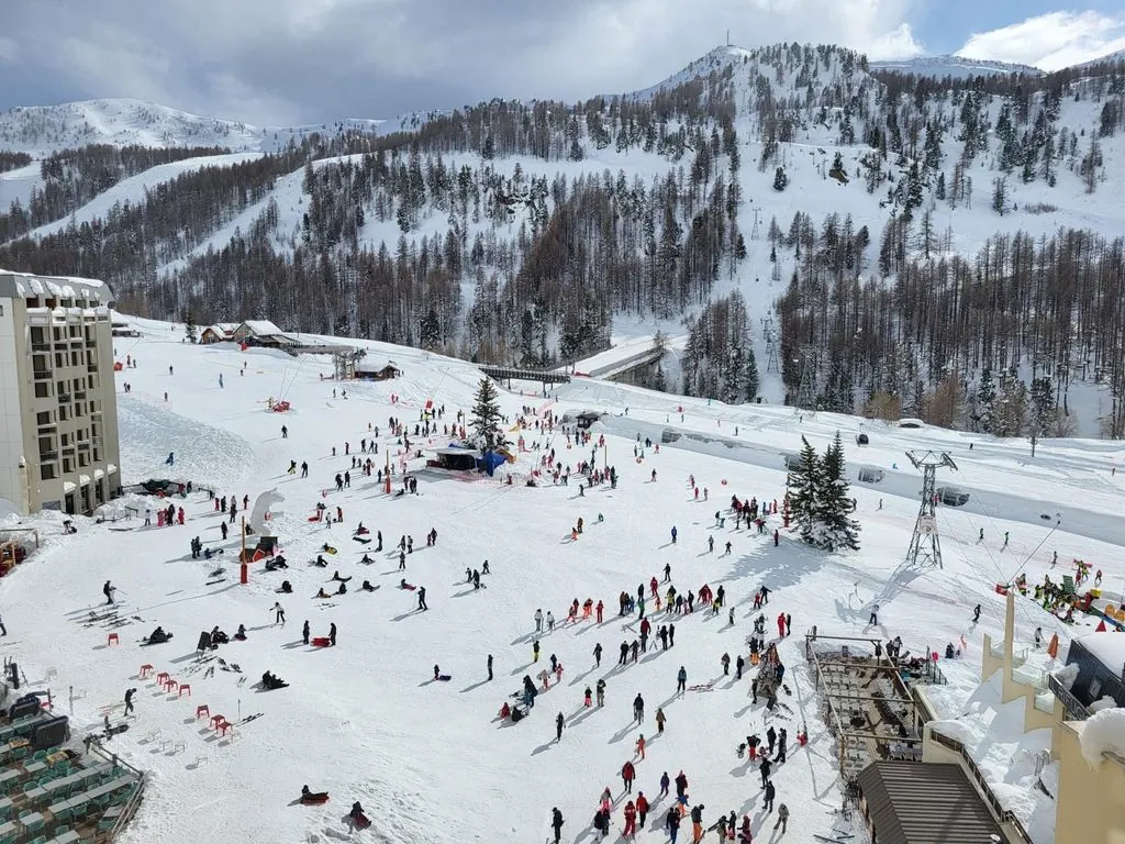 Studio rénové à vendre à Isola 2000, idéal pour investissement ou pied-à-terre avec vue sur les pistes 