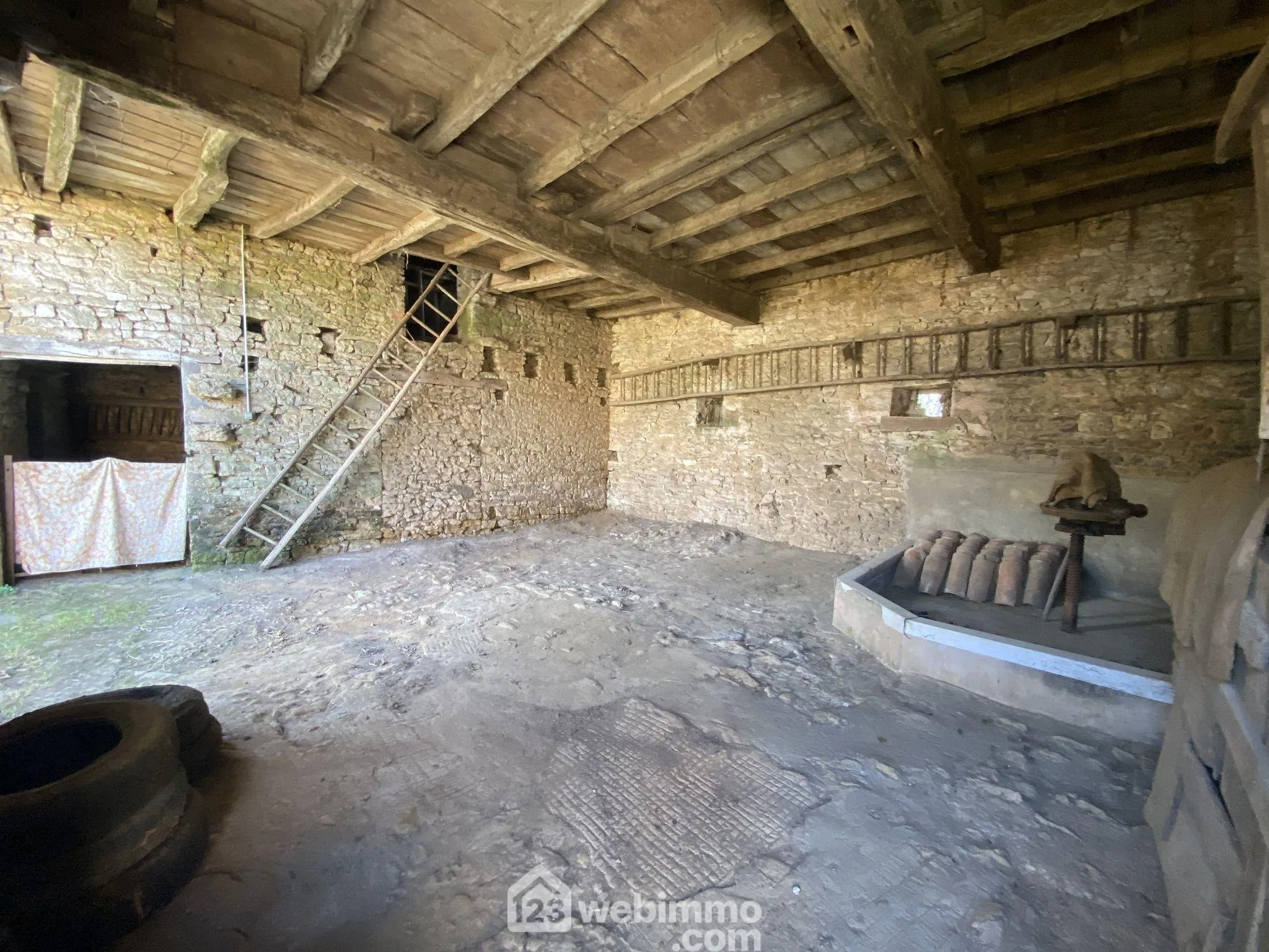 Grande grange à rénover de 190 m² à Sigournais avec terrain et puits