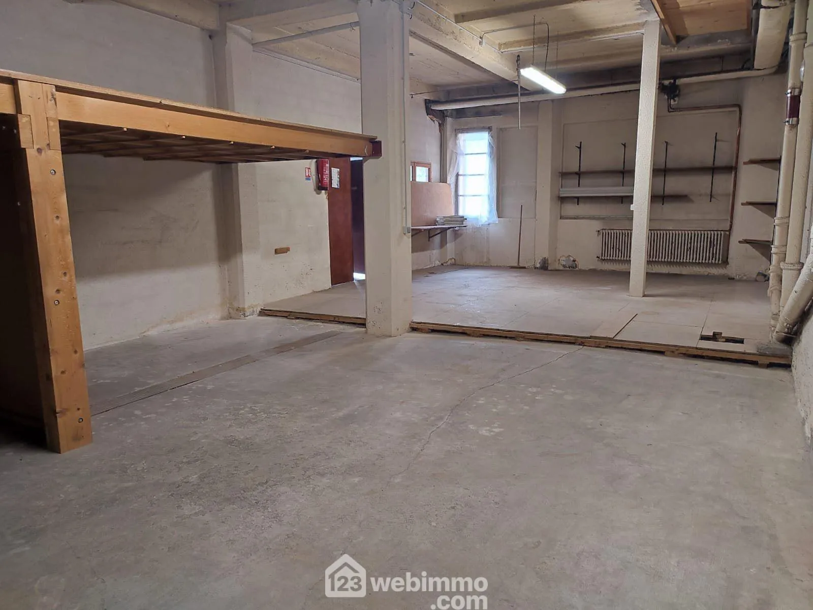 Local industriel de 74m² à Ugine avec espace de bureau lumineux 