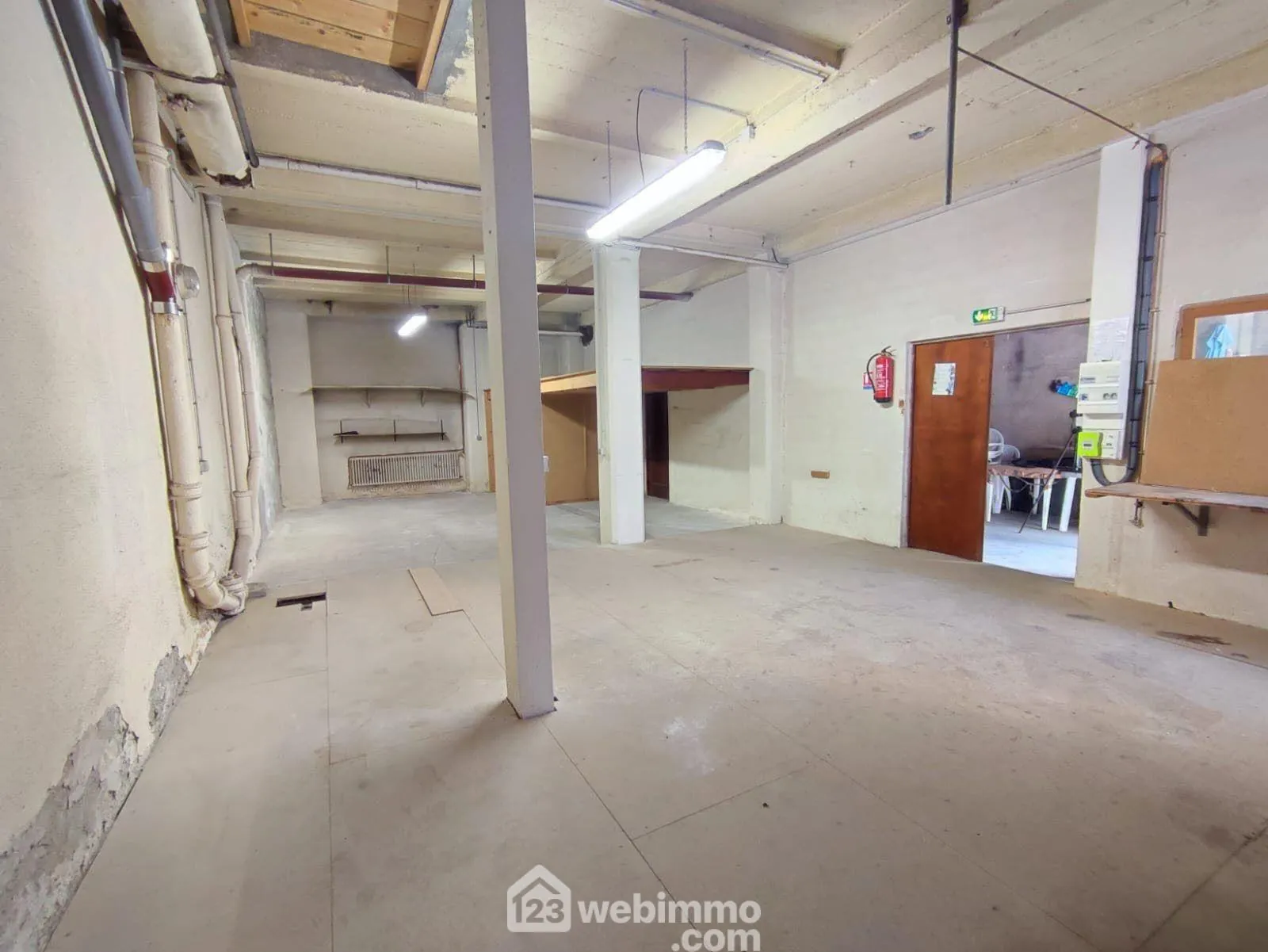 Local industriel de 74m² à Ugine avec espace de bureau lumineux 