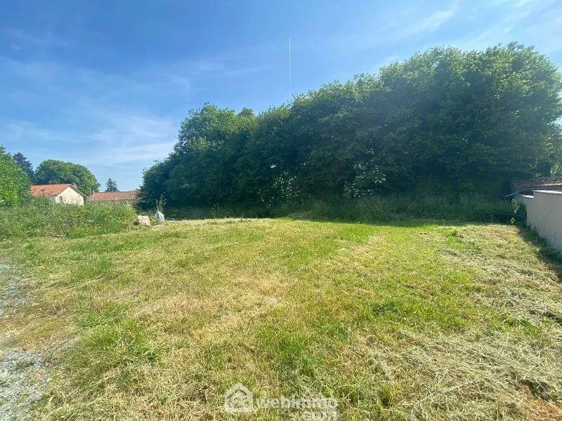 Terrain constructible de 848 m² à Pouzauges - Centre-ville