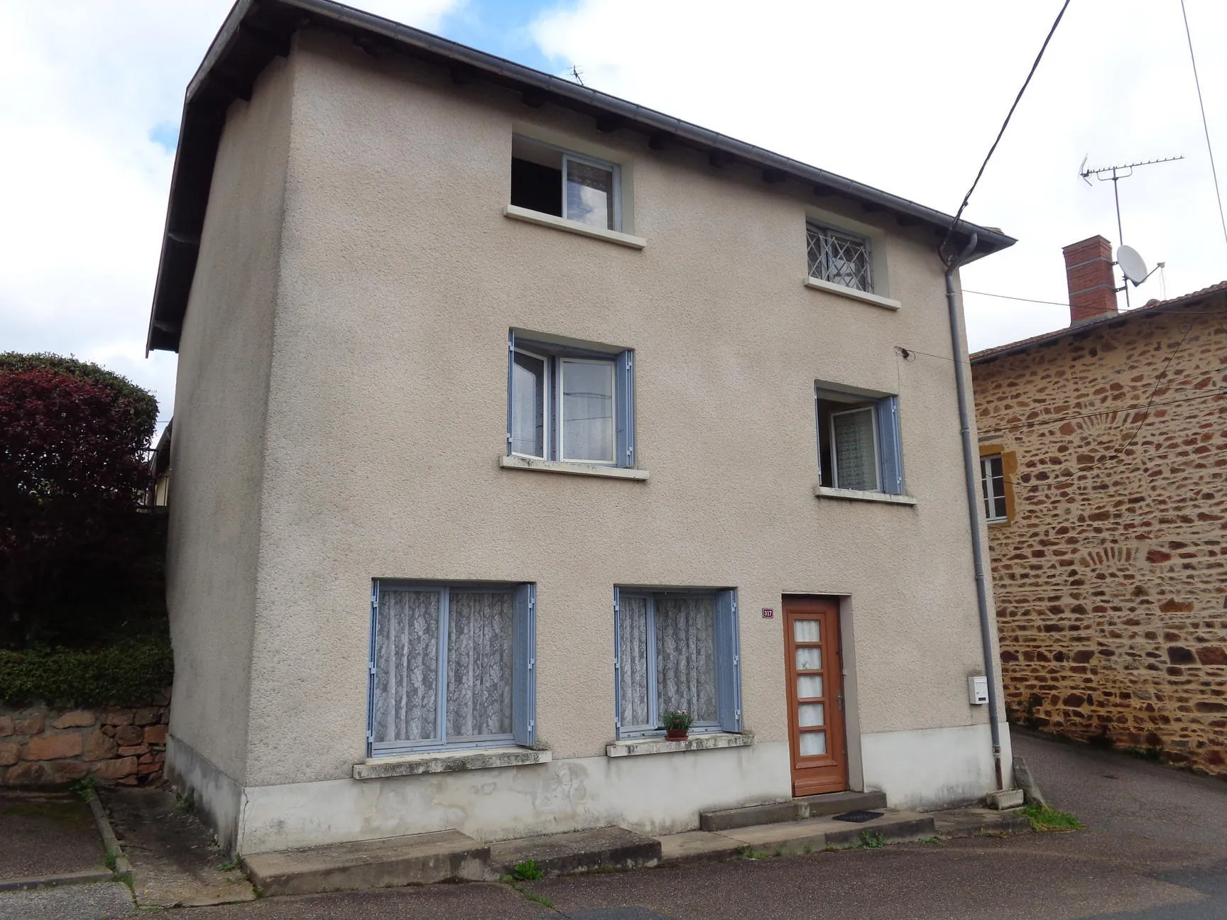 Maison à vendre à Saint-Just-d'Avray avec jardin, garage et 3 chambres