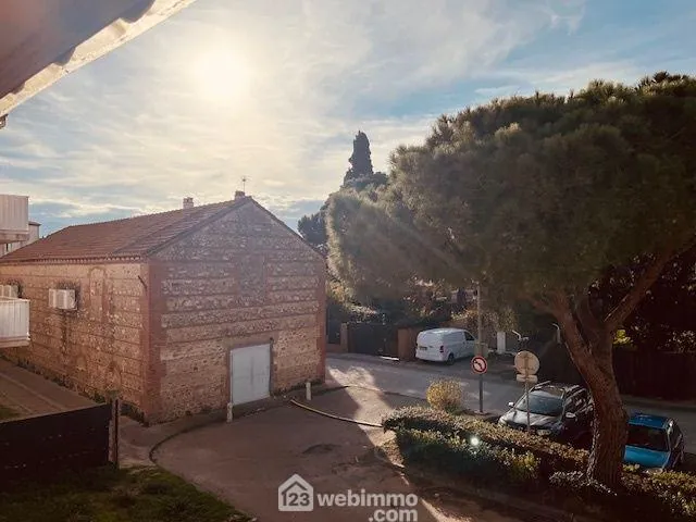 Maison de village lumineuse à Saint-Cyprien avec terrasse et 2 chambres