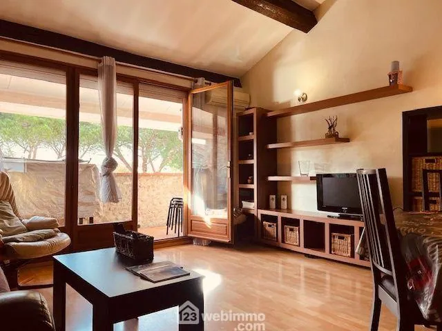 Maison de village lumineuse à Saint-Cyprien avec terrasse et 2 chambres 