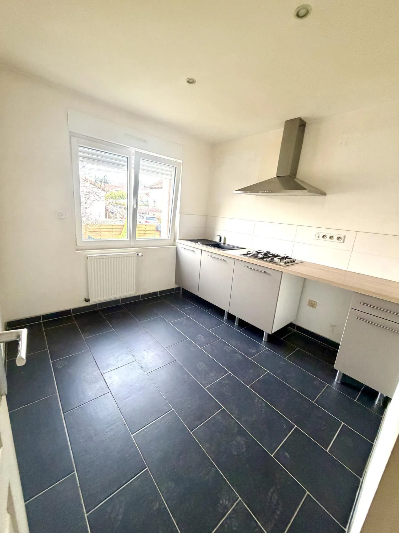 Maison rénovée à vendre à Épinal avec jardin et garage