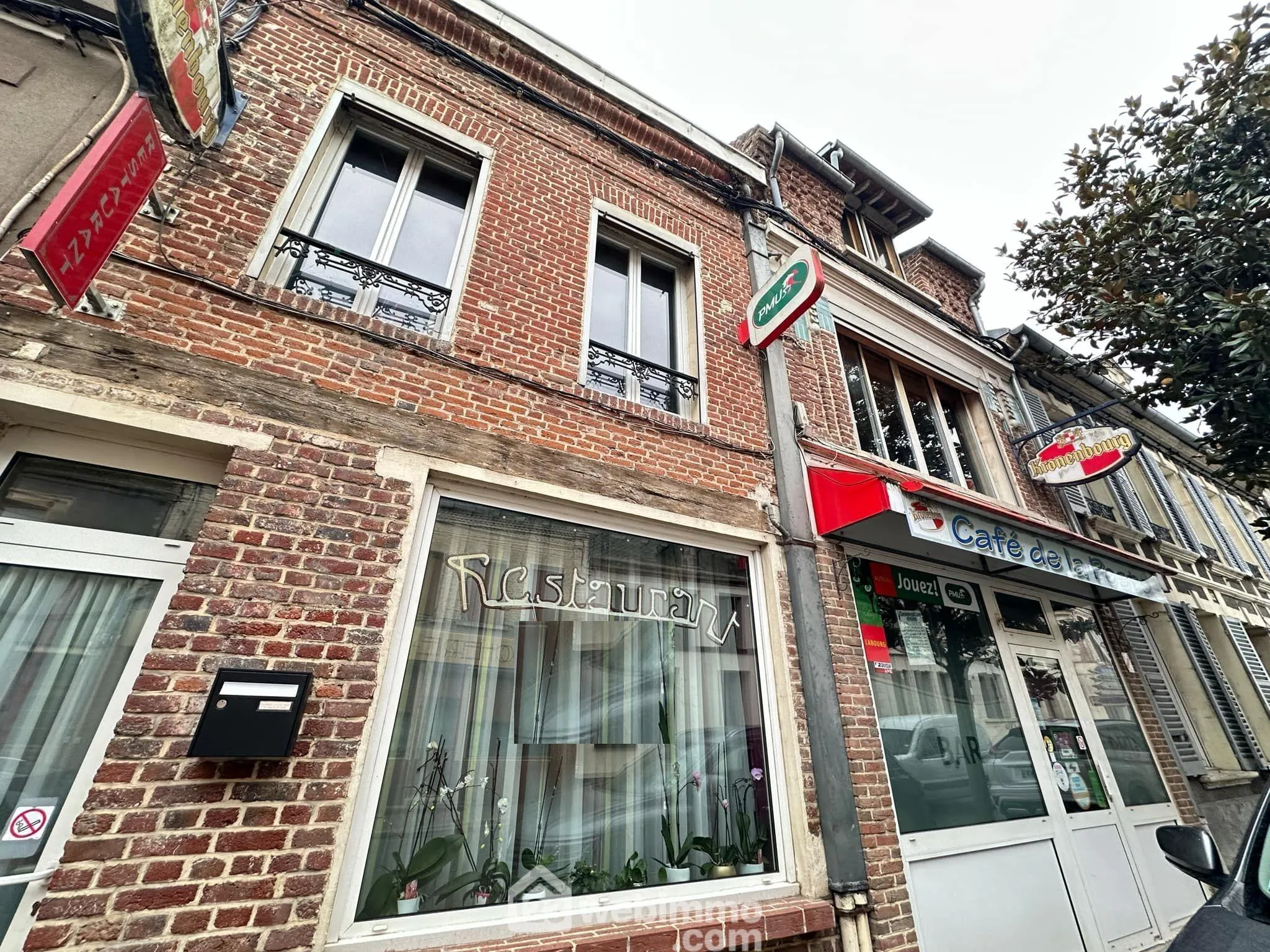 Immeuble de 305 m² à vendre à Crécy-sur-Serre, idéal pour résidence et commerce