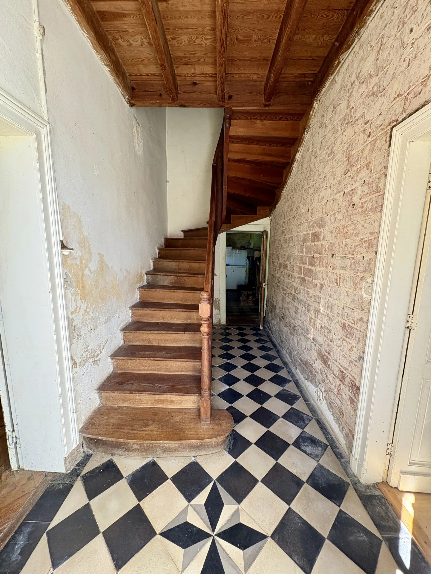 Maison en pierre avec dépendance et terrain de 7ha proche La Réole 