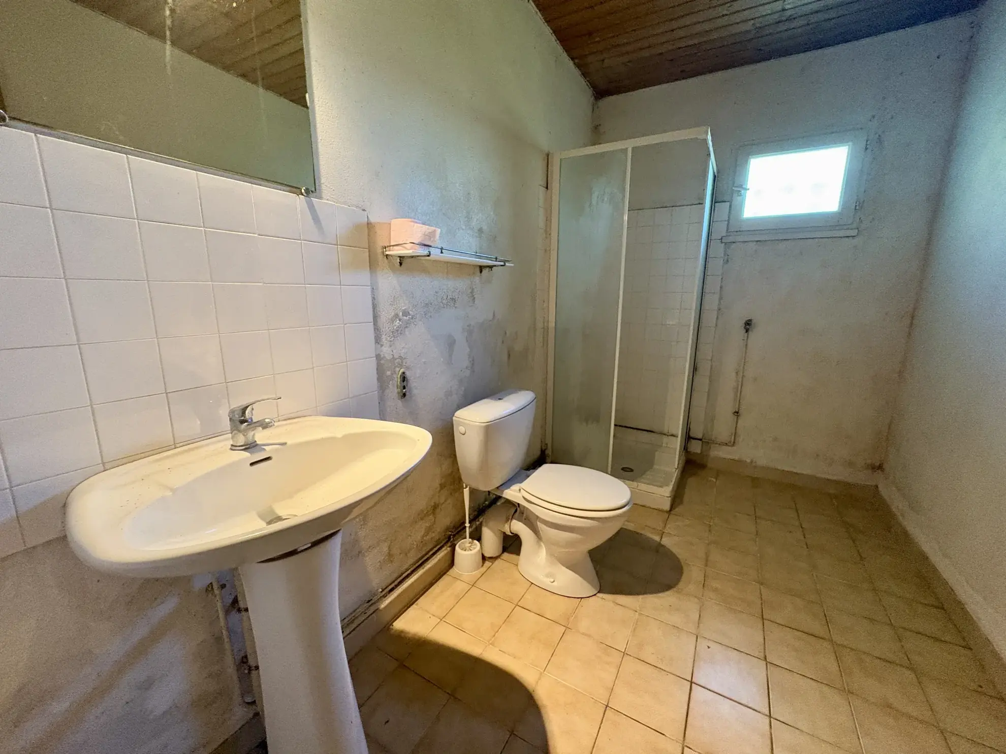 Maison en pierre avec dépendance et terrain de 7ha proche La Réole 