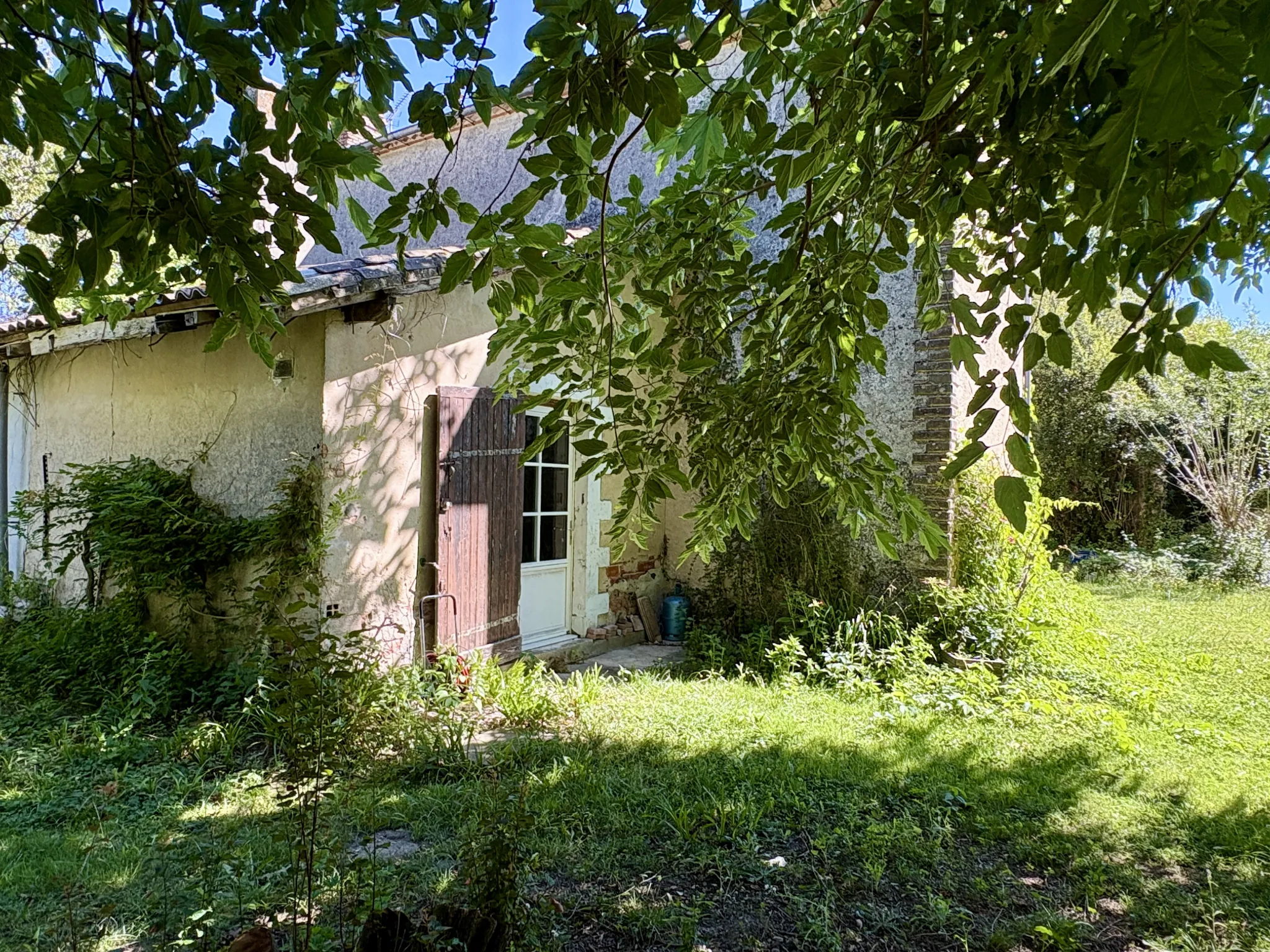 Maison en pierre avec dépendance et terrain de 7ha proche La Réole 