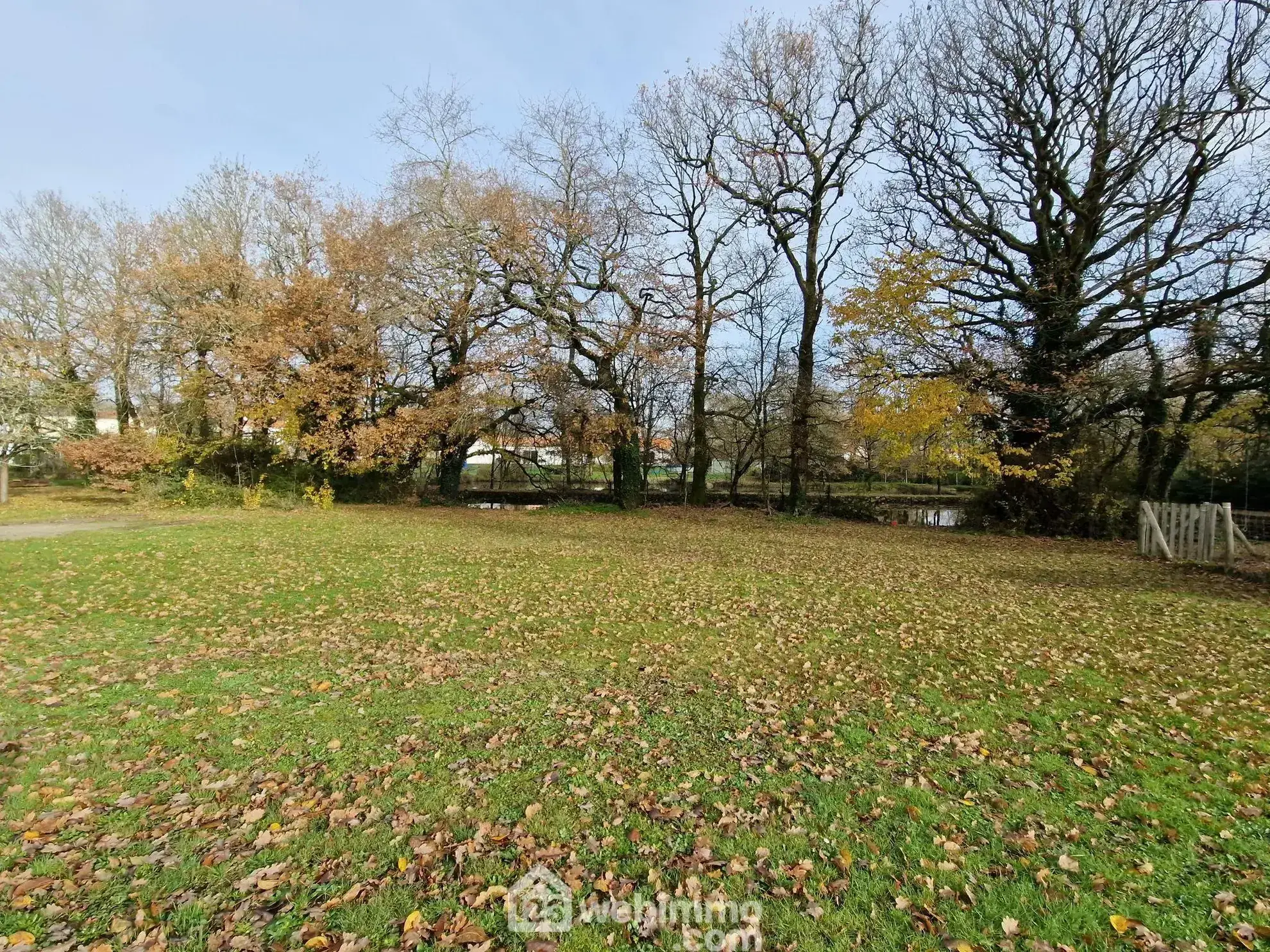 Terrain constructible de 3000m² à Venansault avec zone naturelle et étang