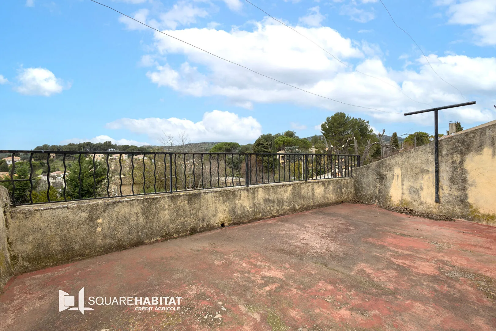 Maison de village à rénover avec cour et toit-terrasse à Eyguieres